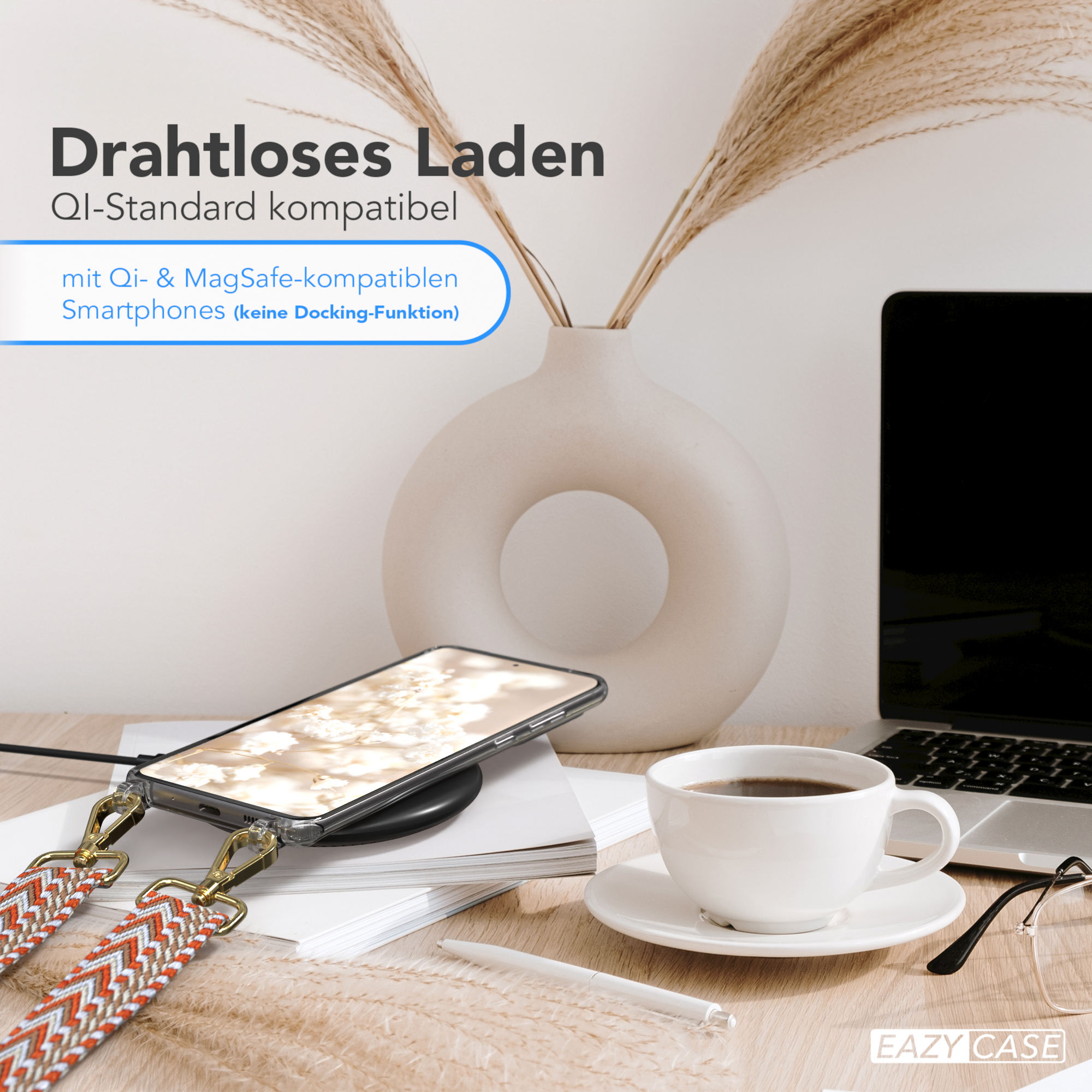 Ein Telefon, das drahtlos auf einem Pad geladen wird. Eine Vase und eine Tasse Kaffee sind ebenfalls vorhanden.