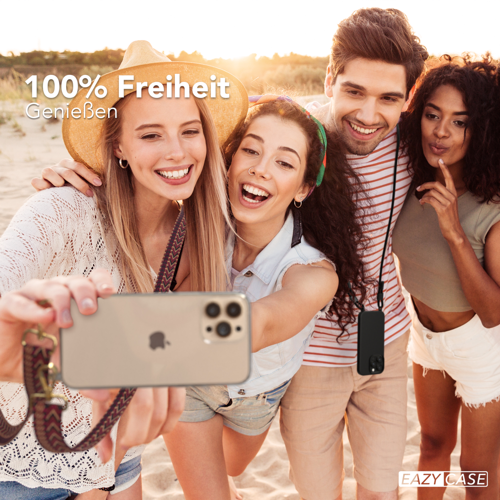 Vier Freunde machen ein Selfie am Strand. Einer hält das Telefon, andere lächeln. Text: '100% Freiheit'.