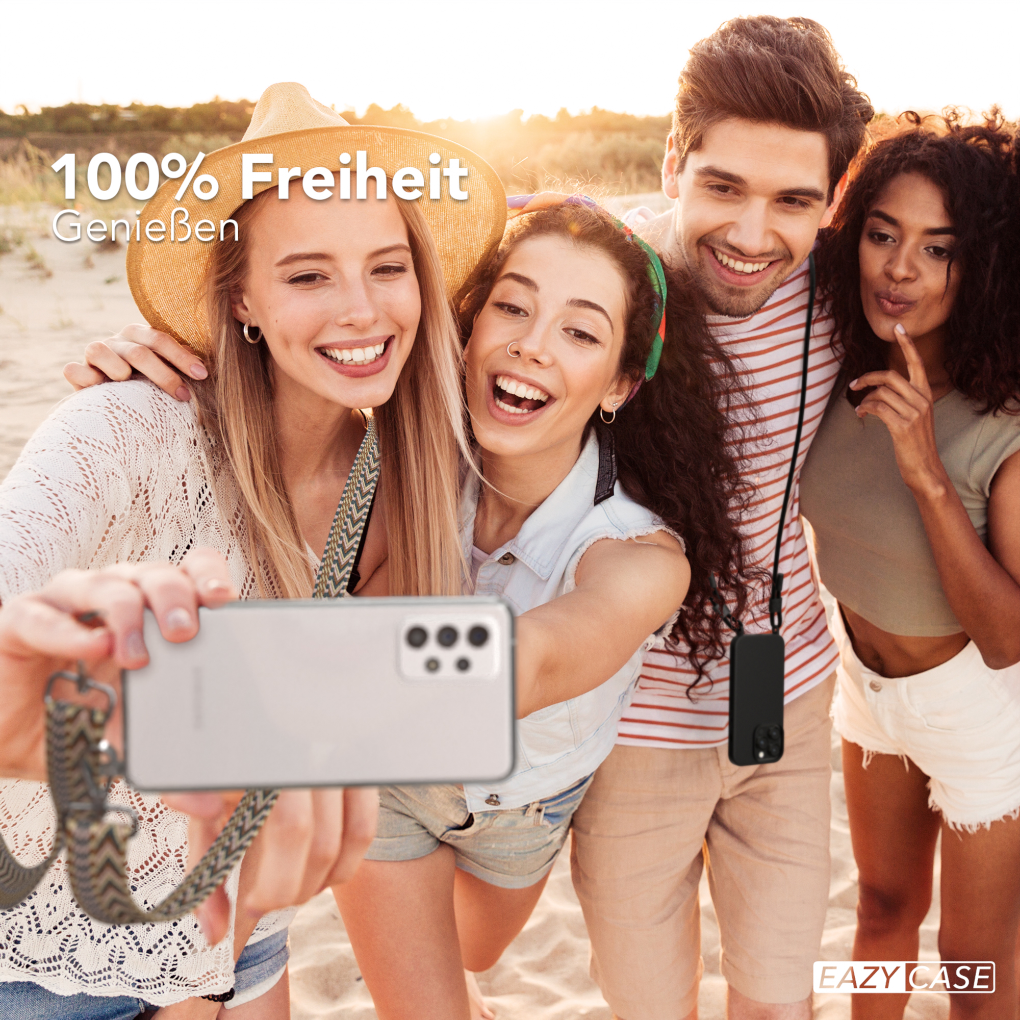 Vier Personen machen ein Selfie mit einem Telefon an einem Gurt. Sie lächeln und sind glücklich.