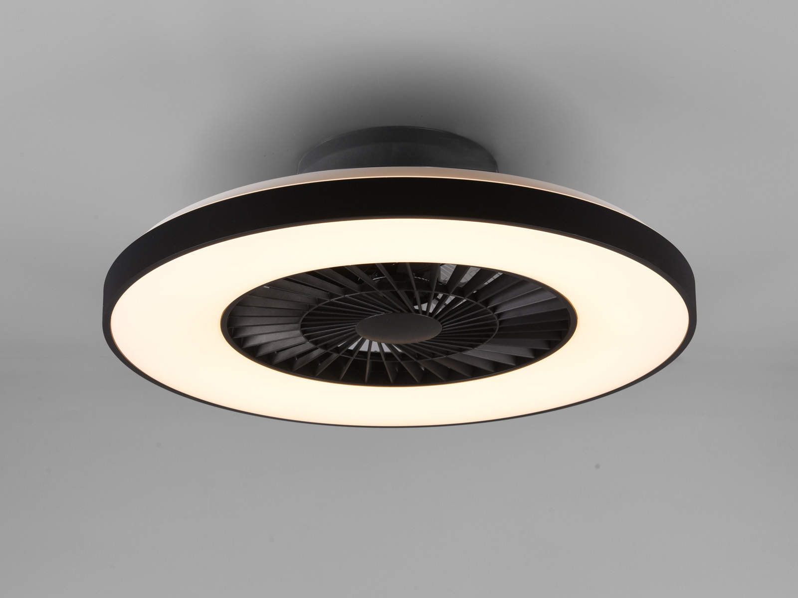 Un ventilador de techo blanco con un anillo exterior negro y una luz LED circular.