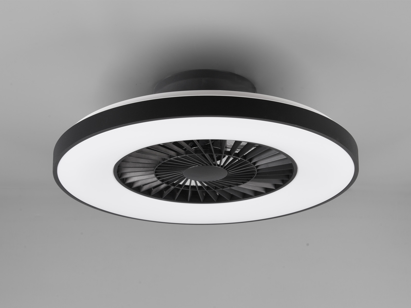 Ventilador de techo con luz LED circular. Aspas negras y un anillo blanco brillante.