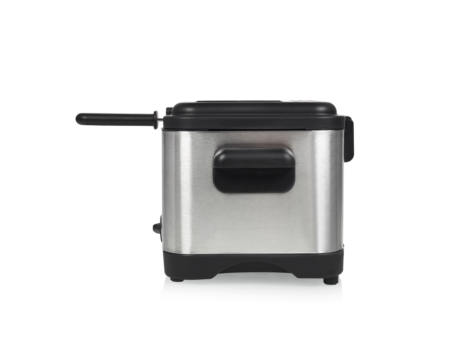 Frytownica ze stali nierdzewnej z czarnymi akcentami na białym tle.