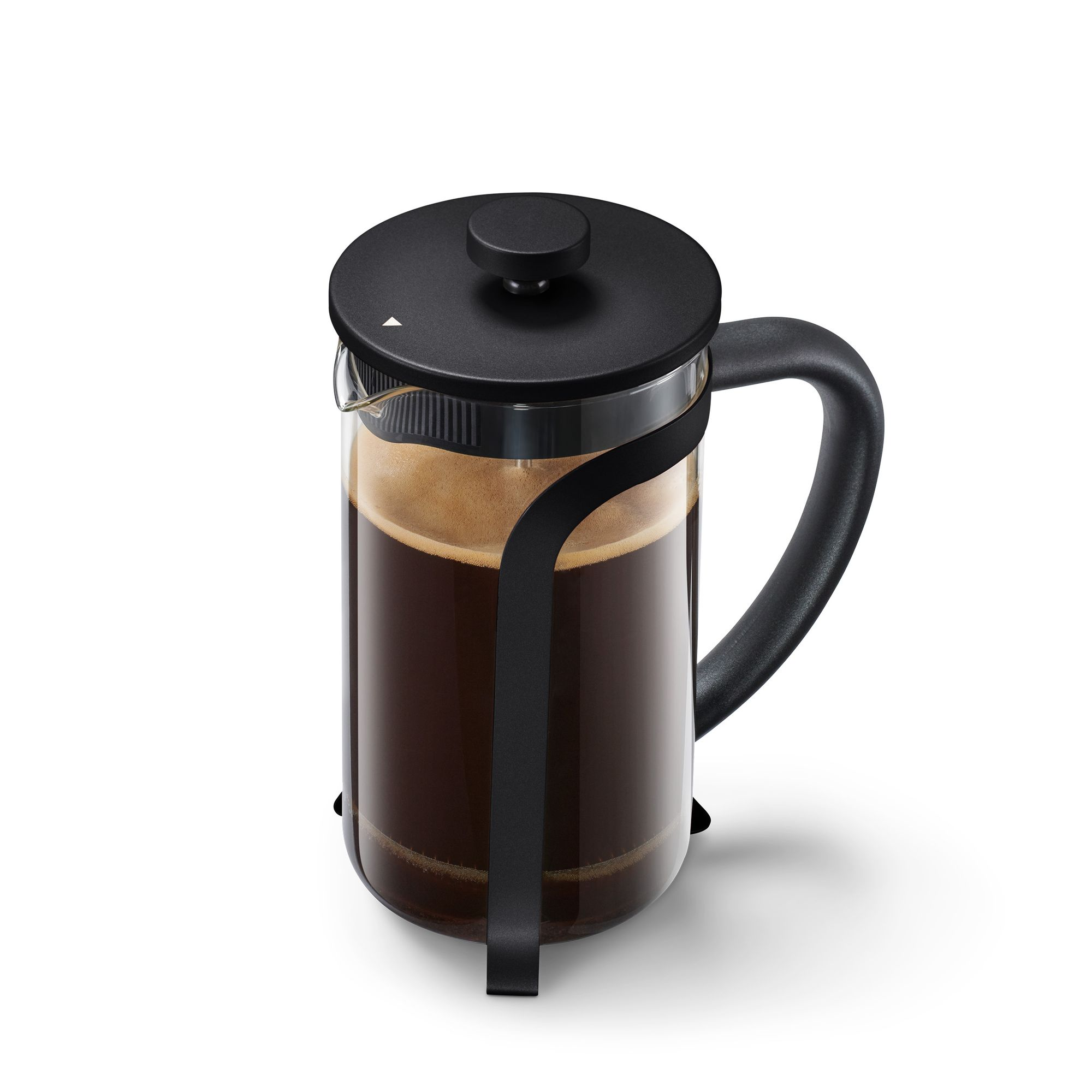 French-Press-Kaffeemaschine mit schwarzem Deckel und Griff. Mit Kaffee gefüllt.