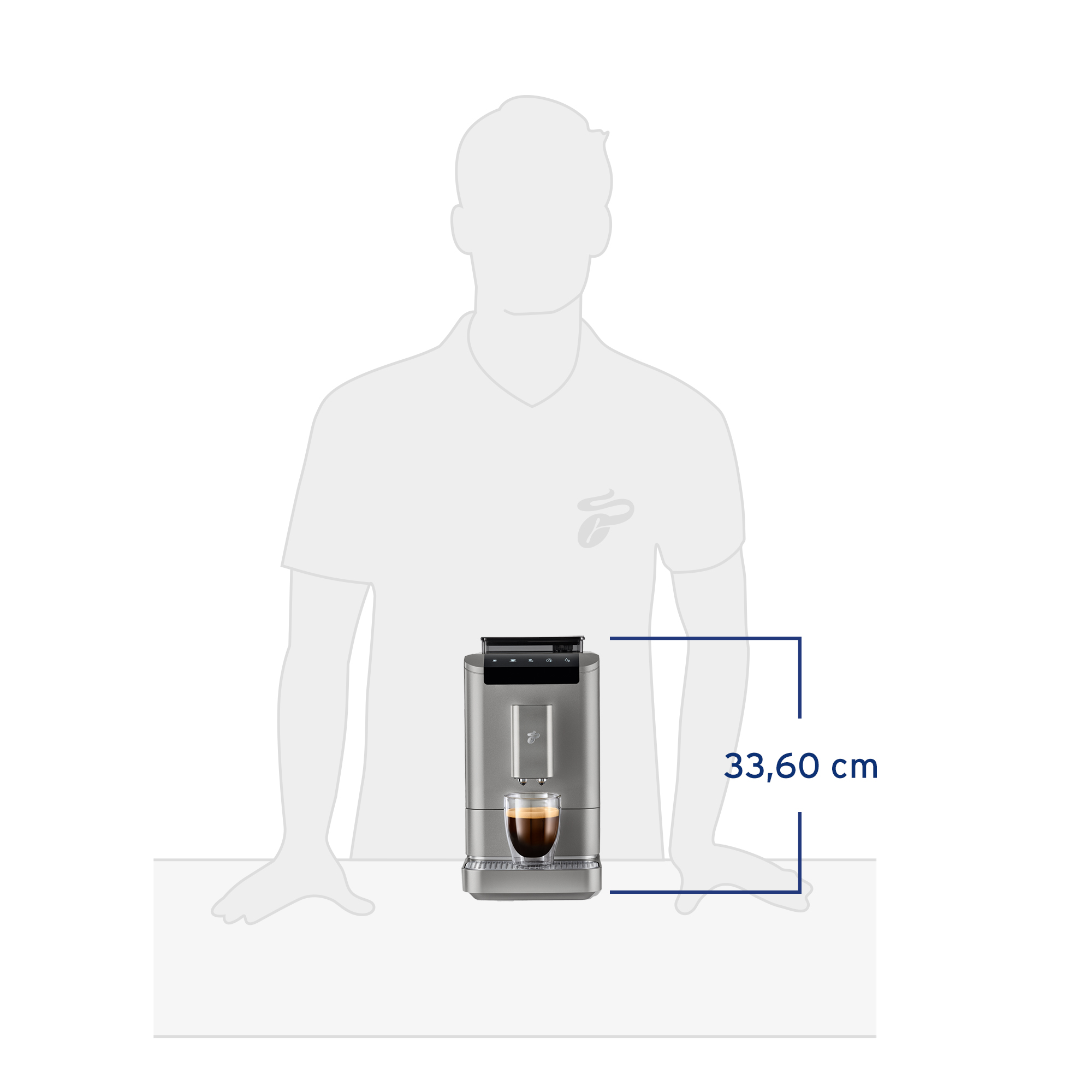 Silberne Kaffeemaschine mit Personenumriss. Ein Glas mit Kaffee und die Größenangabe.