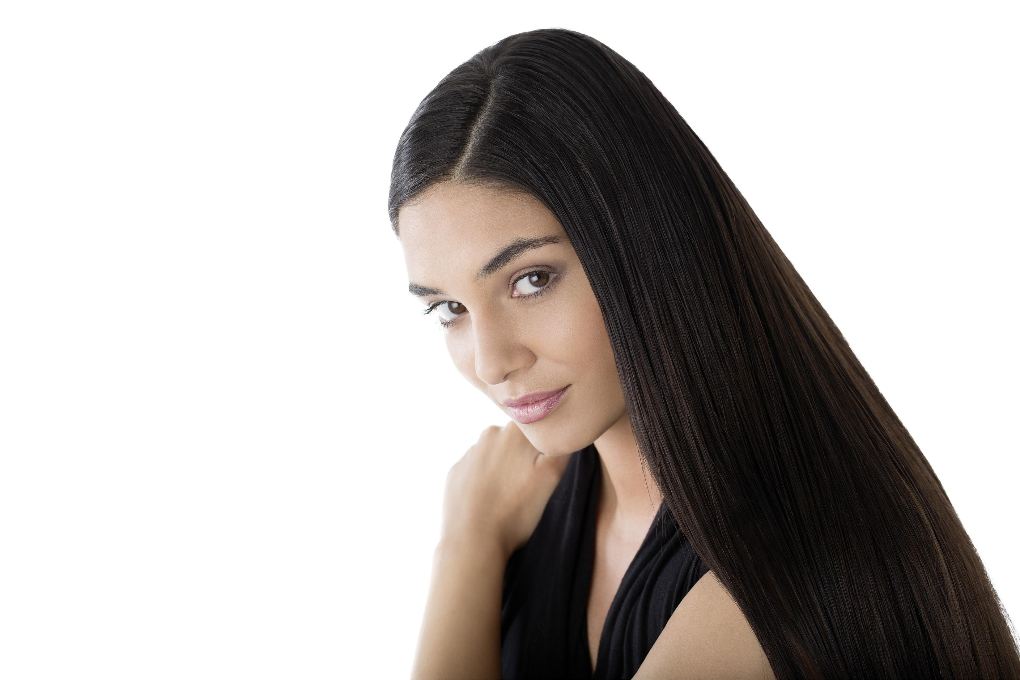 Junge Frau mit langen, glatten, schwarzen Haaren, die in die Kamera blickt.
