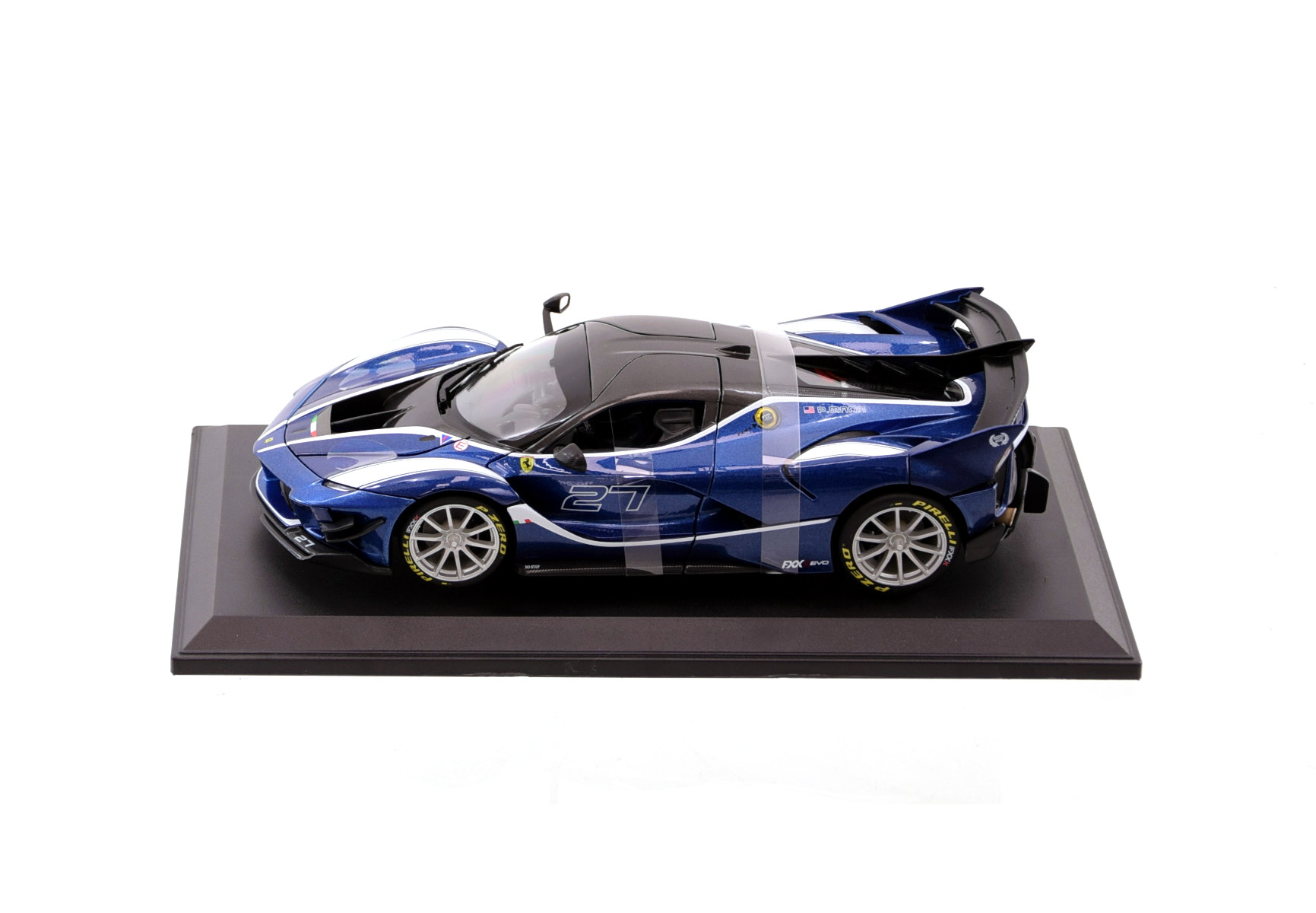 Model samochodu, niebiesko-czarne Ferrari, na czarnej podstawie.