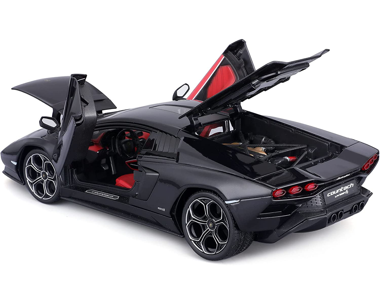 Auto giocattolo nero con porte e cofano aperti, interno rosso, sfondo bianco.