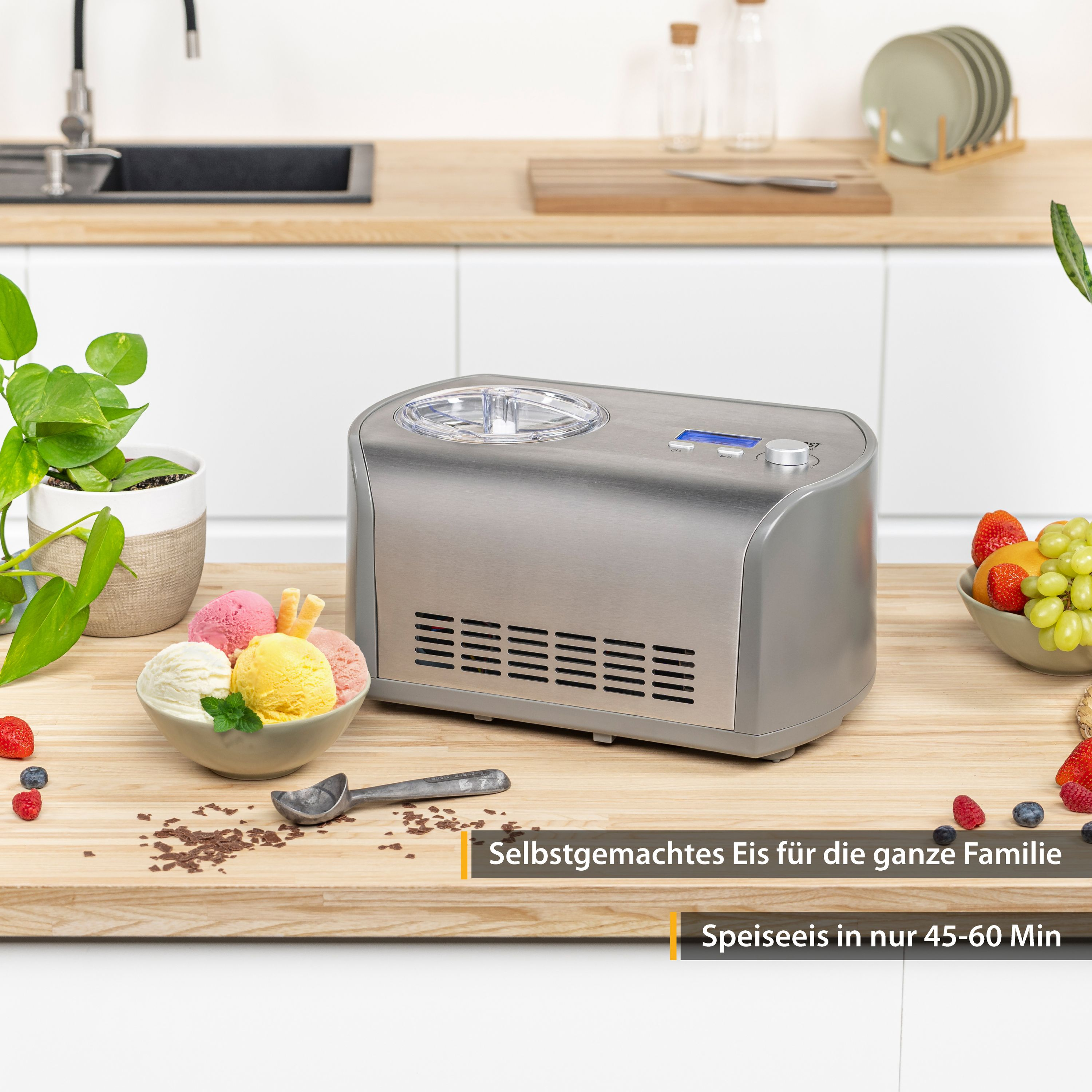 Eine Eismaschine steht auf dem Tisch. Es gibt Schalen mit Eis und Früchten.