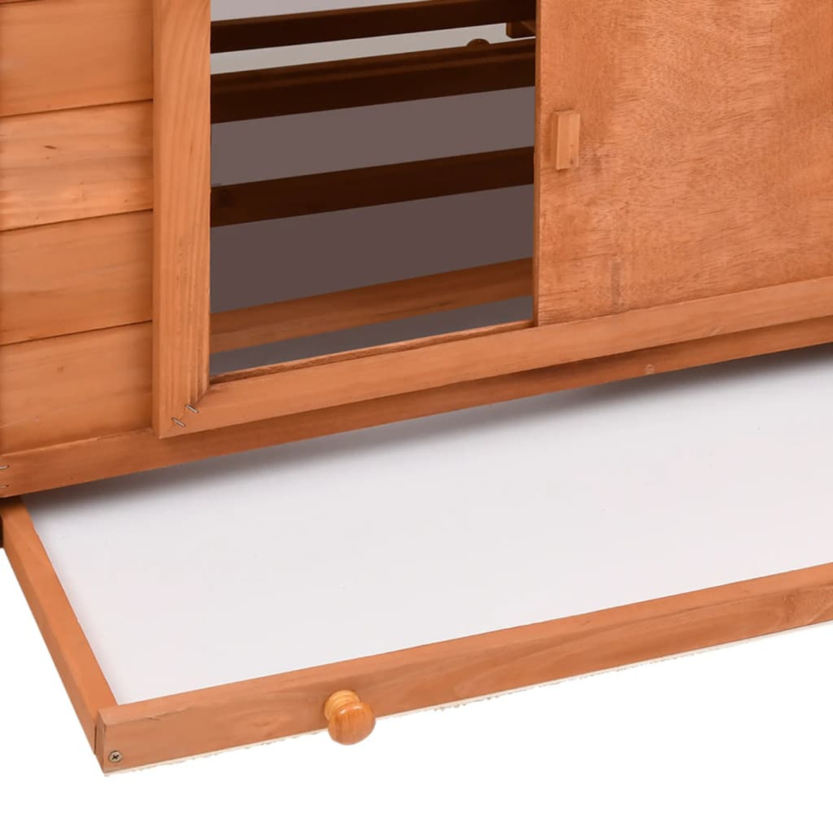 Ein Hühnerstall aus Holz mit einem herausziehbaren Tablett und einer Schiebetür.