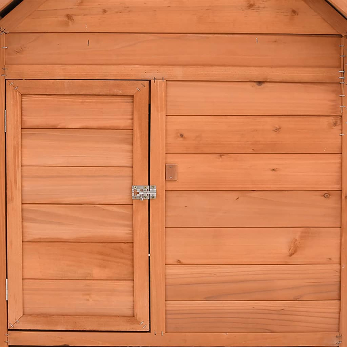Nahaufnahme einer Holztür mit Metallriegel, die Textur und natürliche Holzmaserung zeigt.