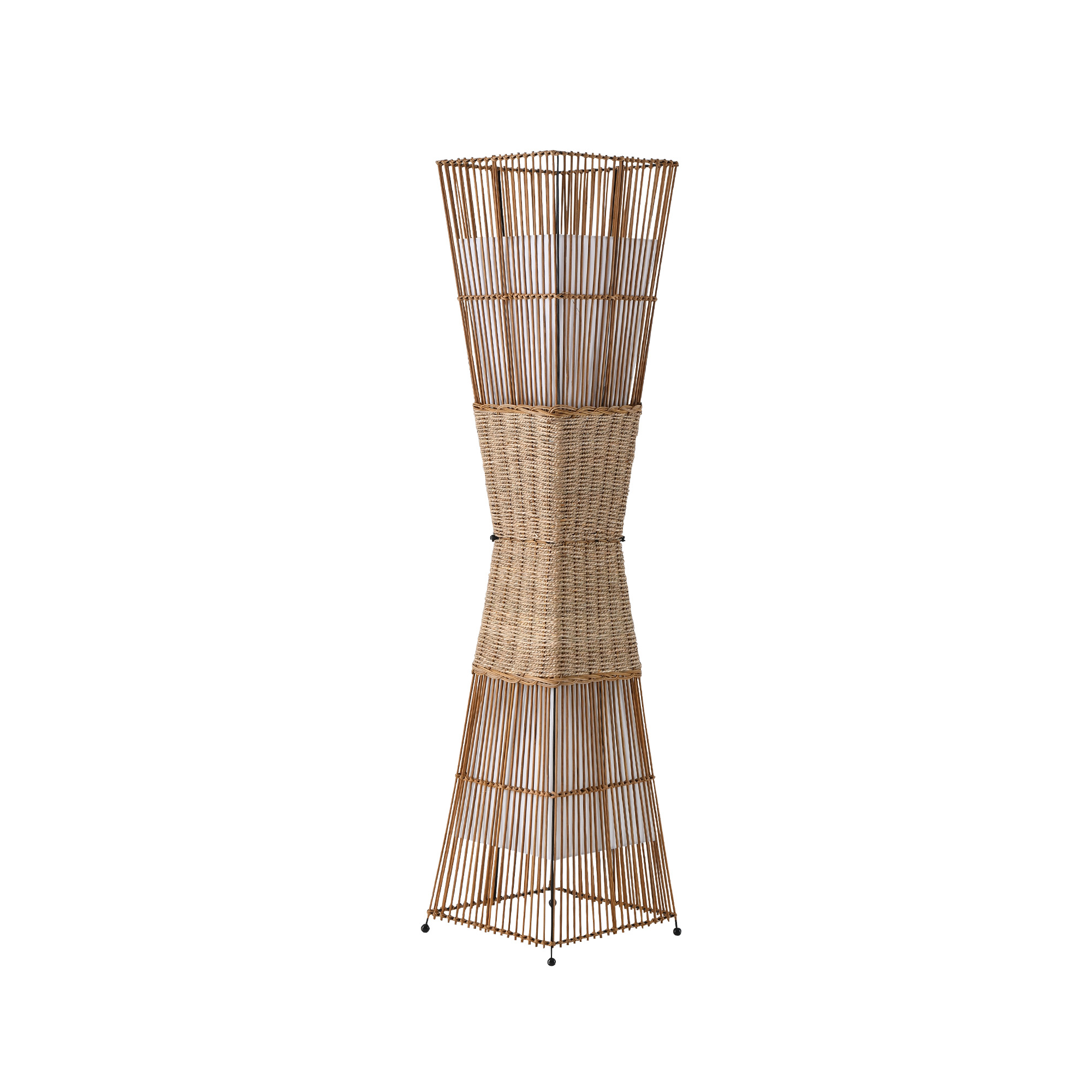 Eine hohe, dekorative Stehleuchte mit gewebtem, sanduhrförmigem Design in Braun und Beige.