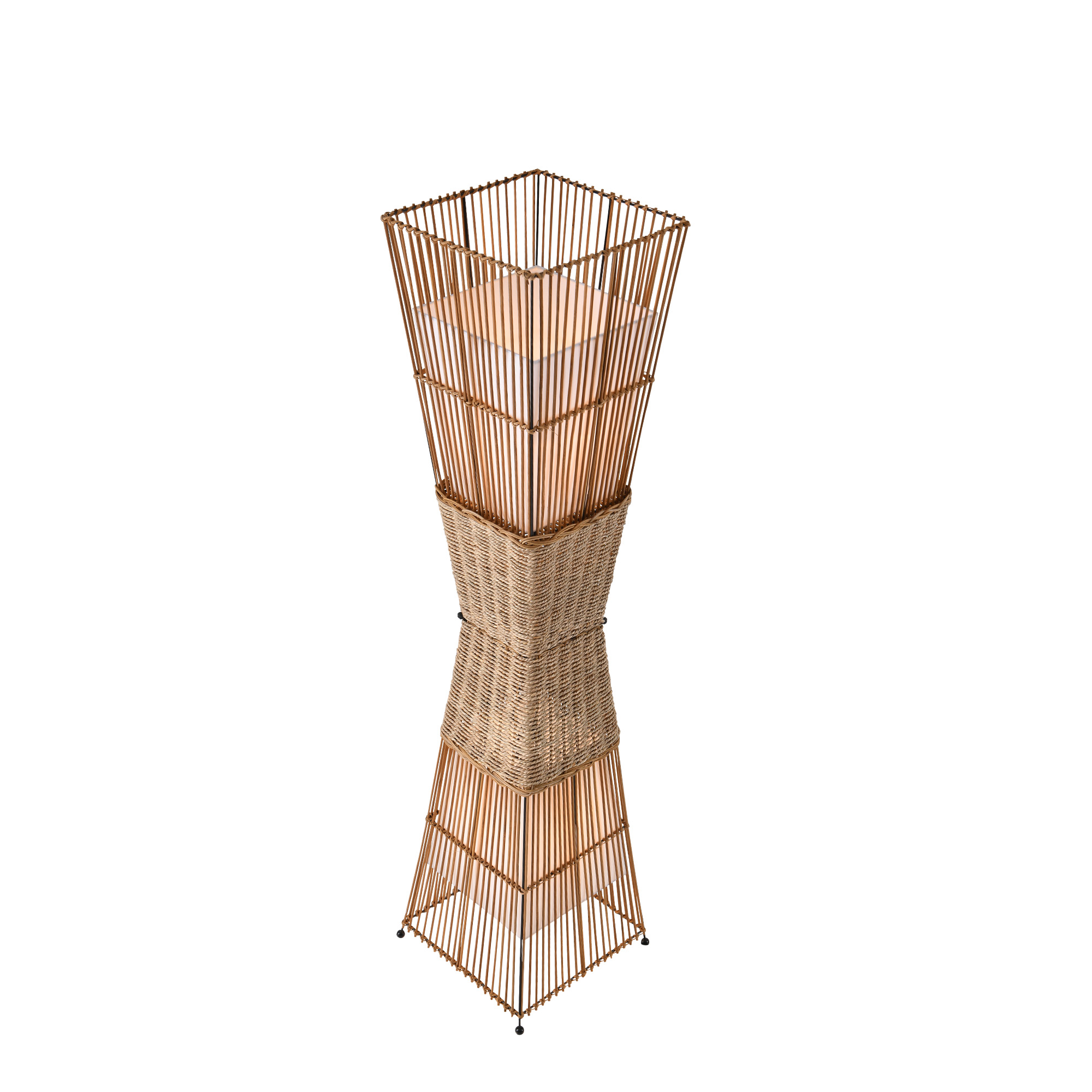 Hohe, dekorative Stehlampe aus geflochtenem Rattan. Sie hat einen quadratischen Sockel und Kopf.