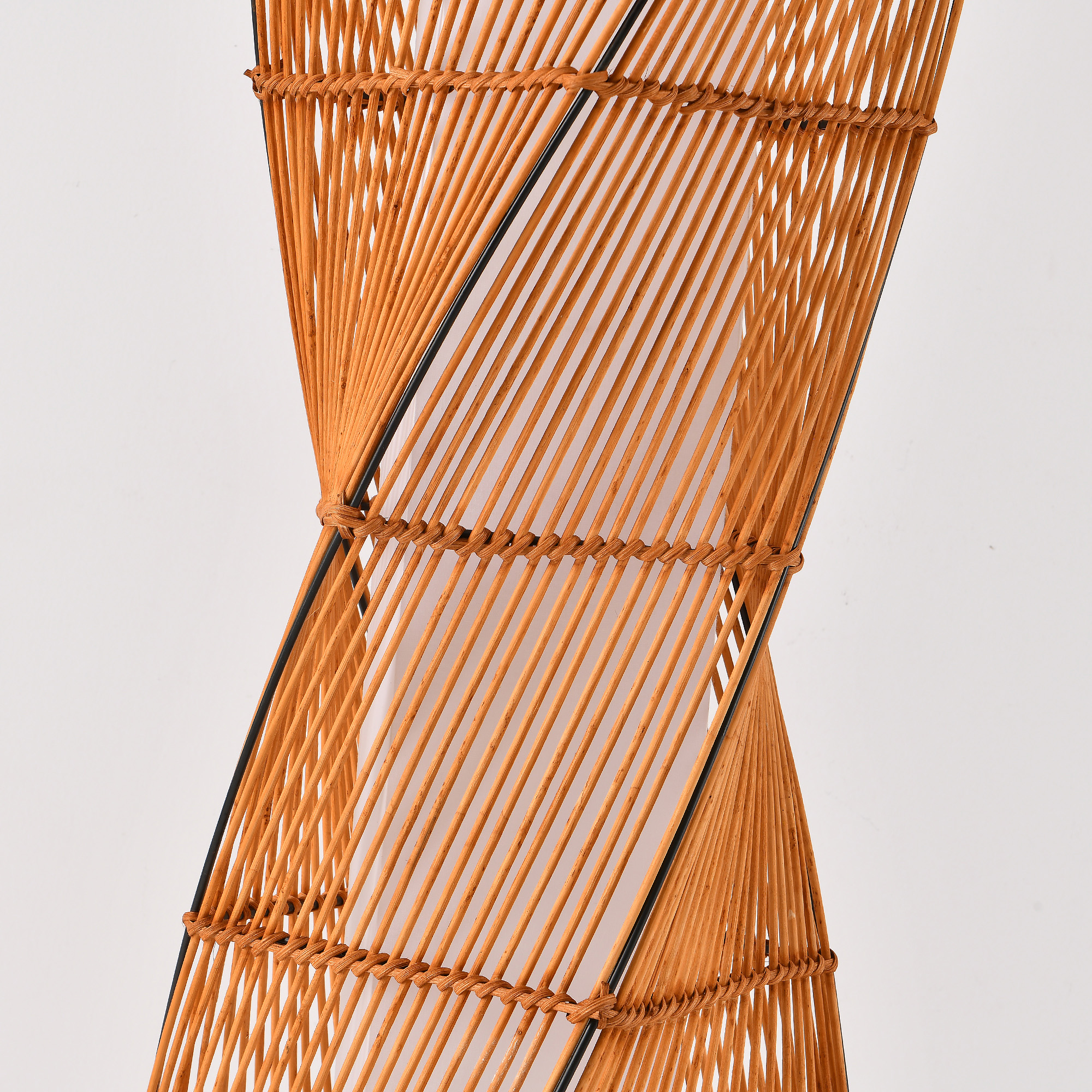 Gewebte, orangefarbene Lampe. Schwarze Trägerbalken. Weißer Hintergrund.
