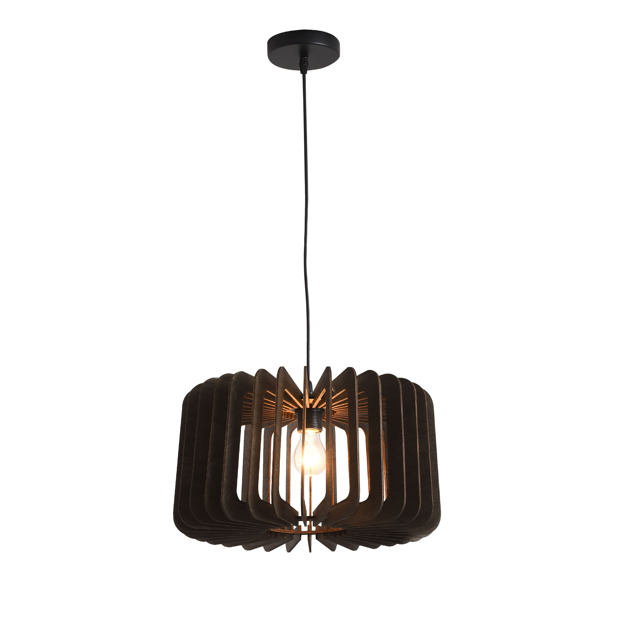 Eine braune Hängeleuchte aus Holz mit einer Glühbirne im Inneren, die an einem schwarzen Kabel hängt.