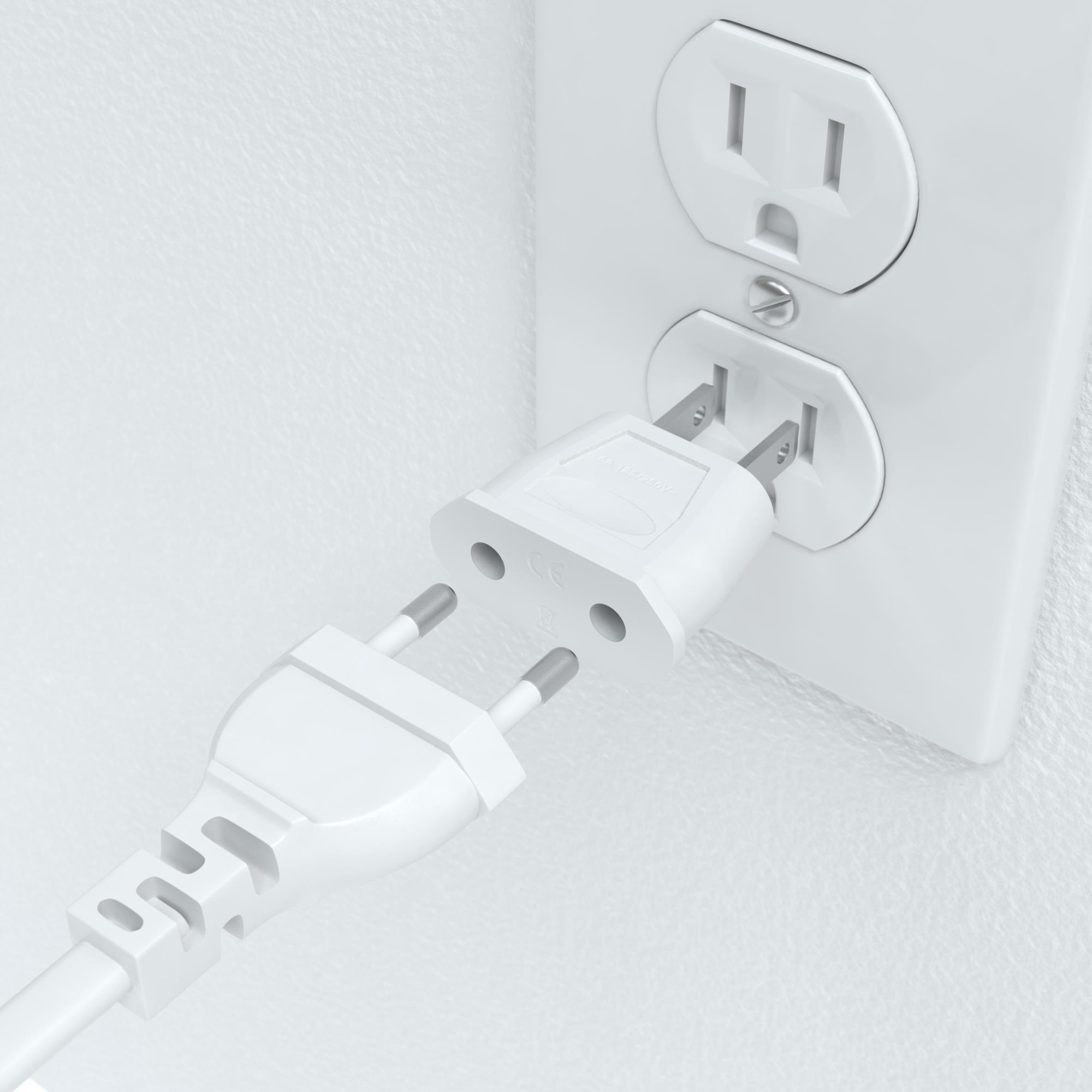 Weißer europäischer Adapter, der teilweise in eine weiße Steckdose gesteckt ist. Die Wand ist weiß.