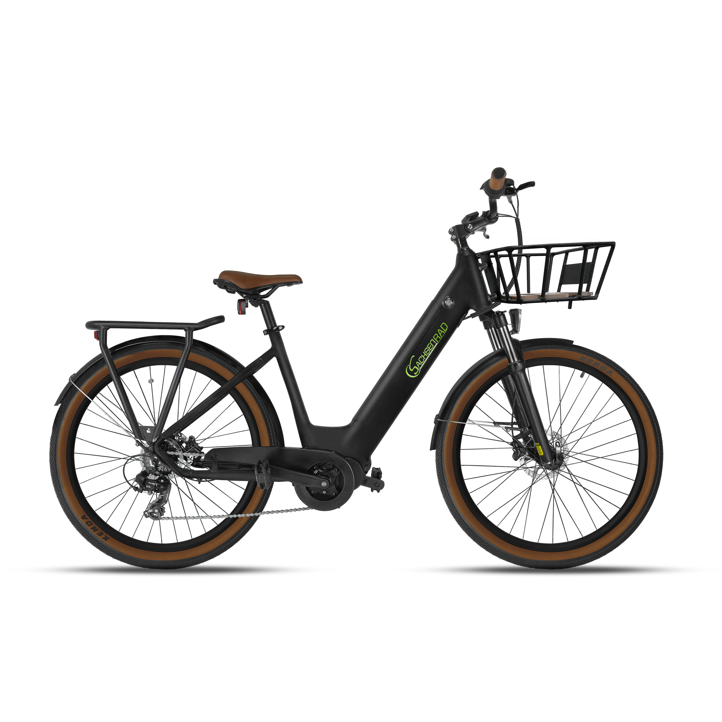 Ein schwarzes Elektrofahrrad mit braunen Reifen und einem Korb. Es hat einen schwarzen Rahmen und einen weißen Hintergrund.