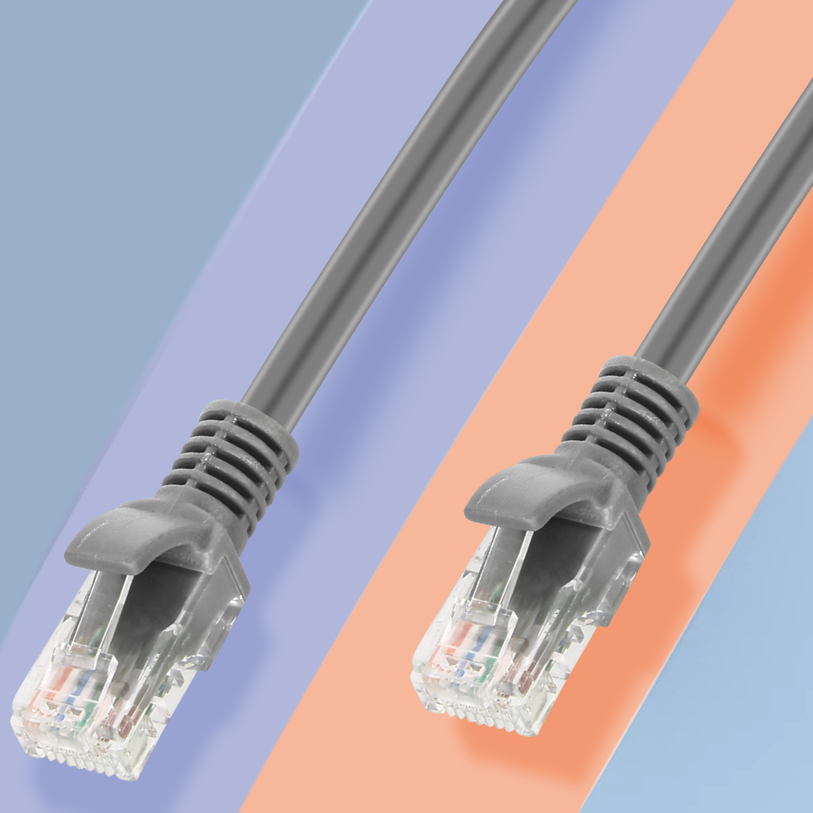 Due cavi ethernet grigi con connettori trasparenti.