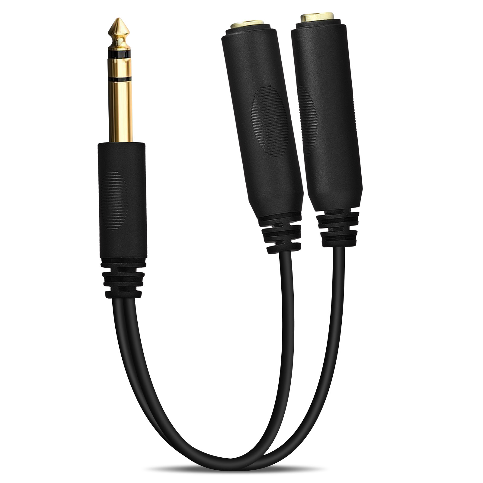 Cavo splitter audio nero. Spina dorata. Sfondo bianco.