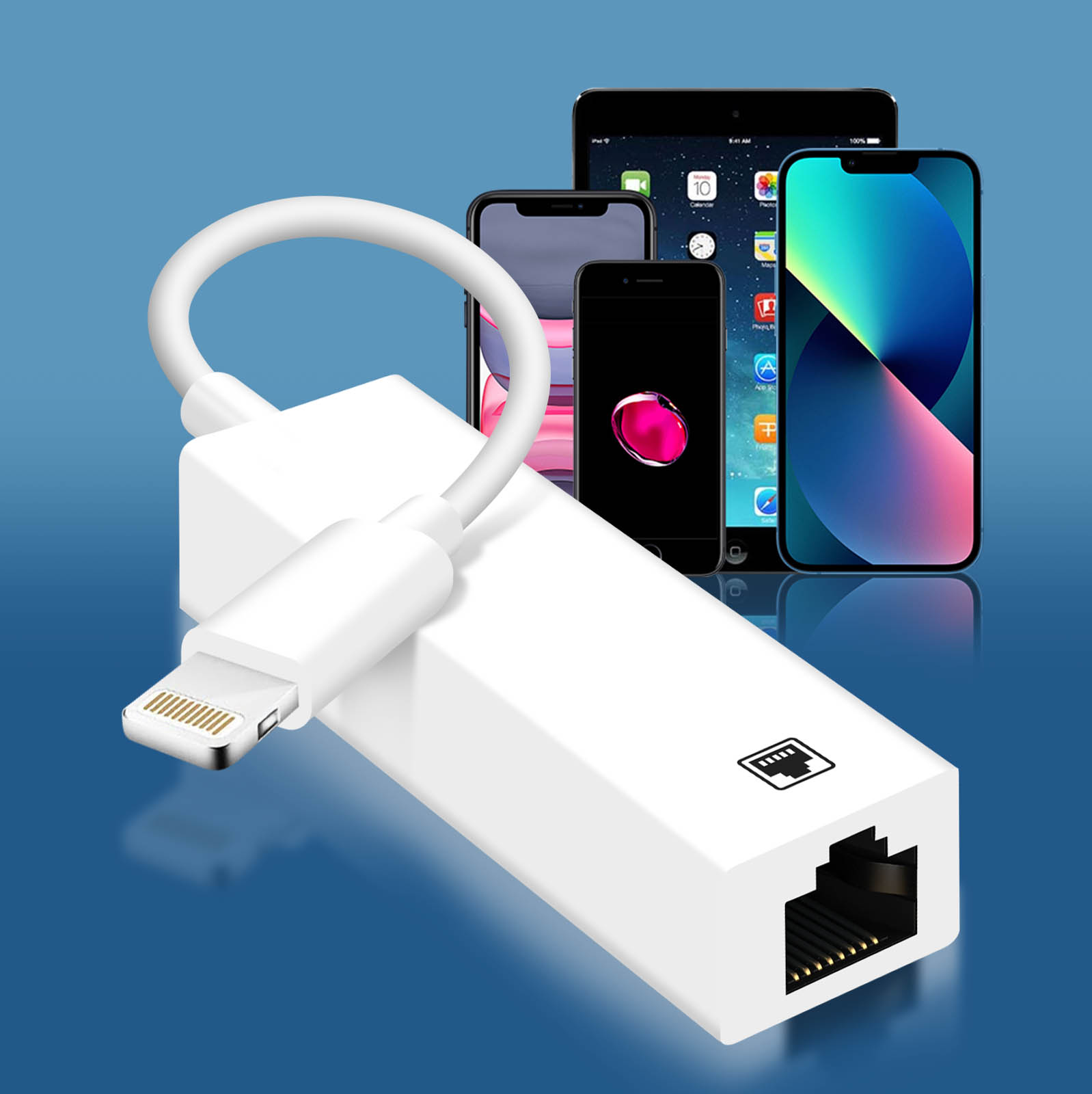 Adaptateur blanc avec câble connecté à un iPhone. D'autres téléphones et une tablette en arrière-plan.