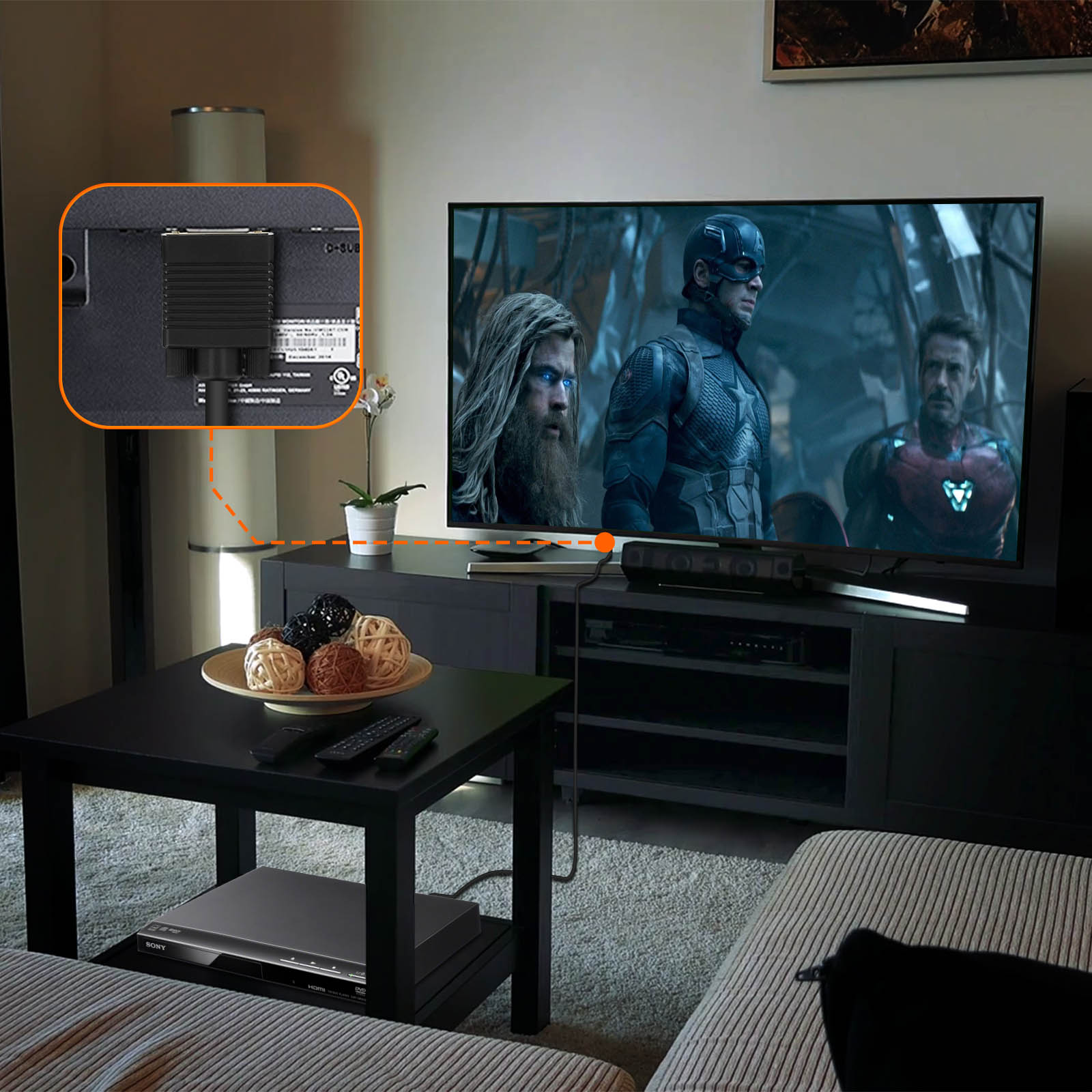 Ein Wohnzimmer mit einem Fernseher, der eine Filmszene zeigt. Ein Tisch mit Objekten und ein Kabelanschluss in Nahaufnahme.