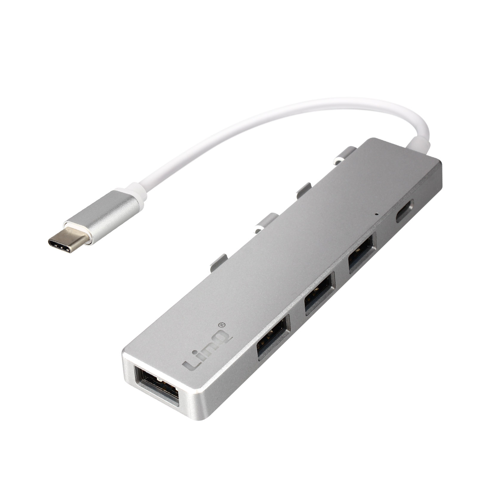 Hub USB-C argentato con più porte USB e un cavo bianco. L'hub è su una superficie bianca.