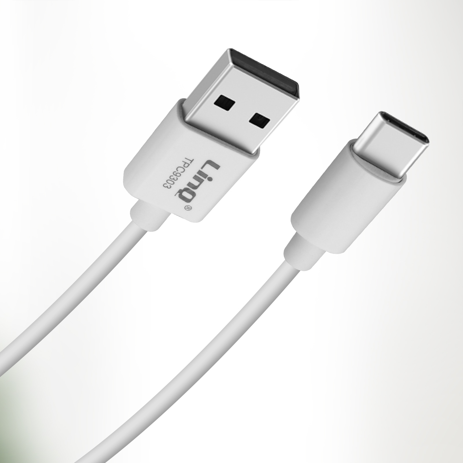 Cavo bianco da USB a USB-C, orientato diagonalmente, con sfondo bianco.