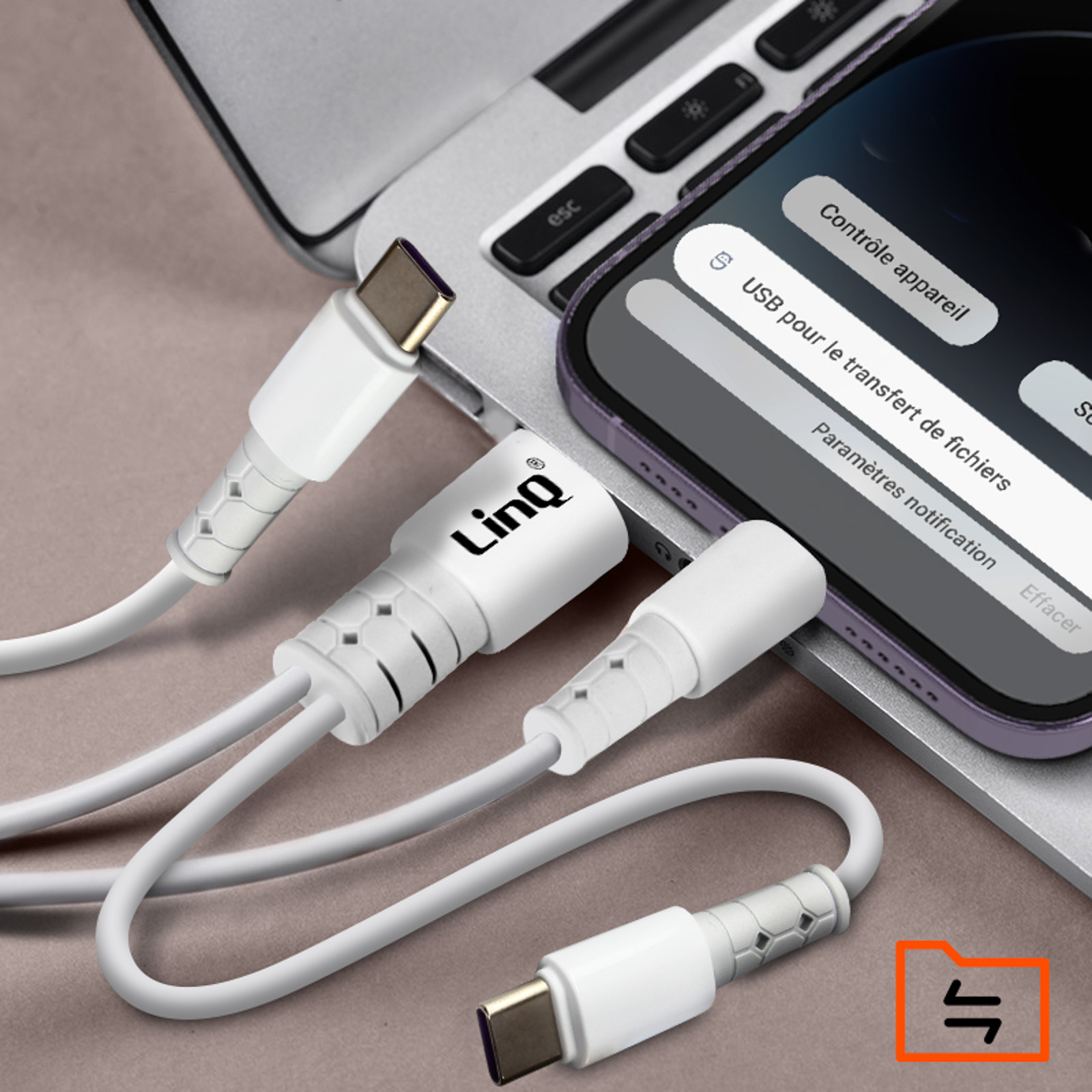 Weiße USB-C-Kabel, die mit einem Telefon und einem Laptop verbunden sind.