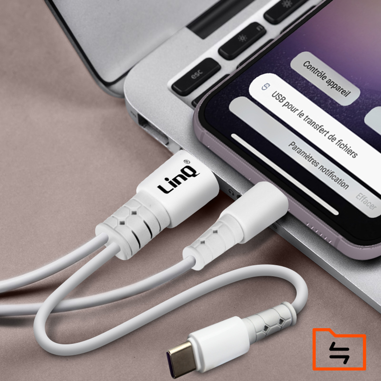 Un telefono è collegato a un adattatore bianco con un cavo USB-C.