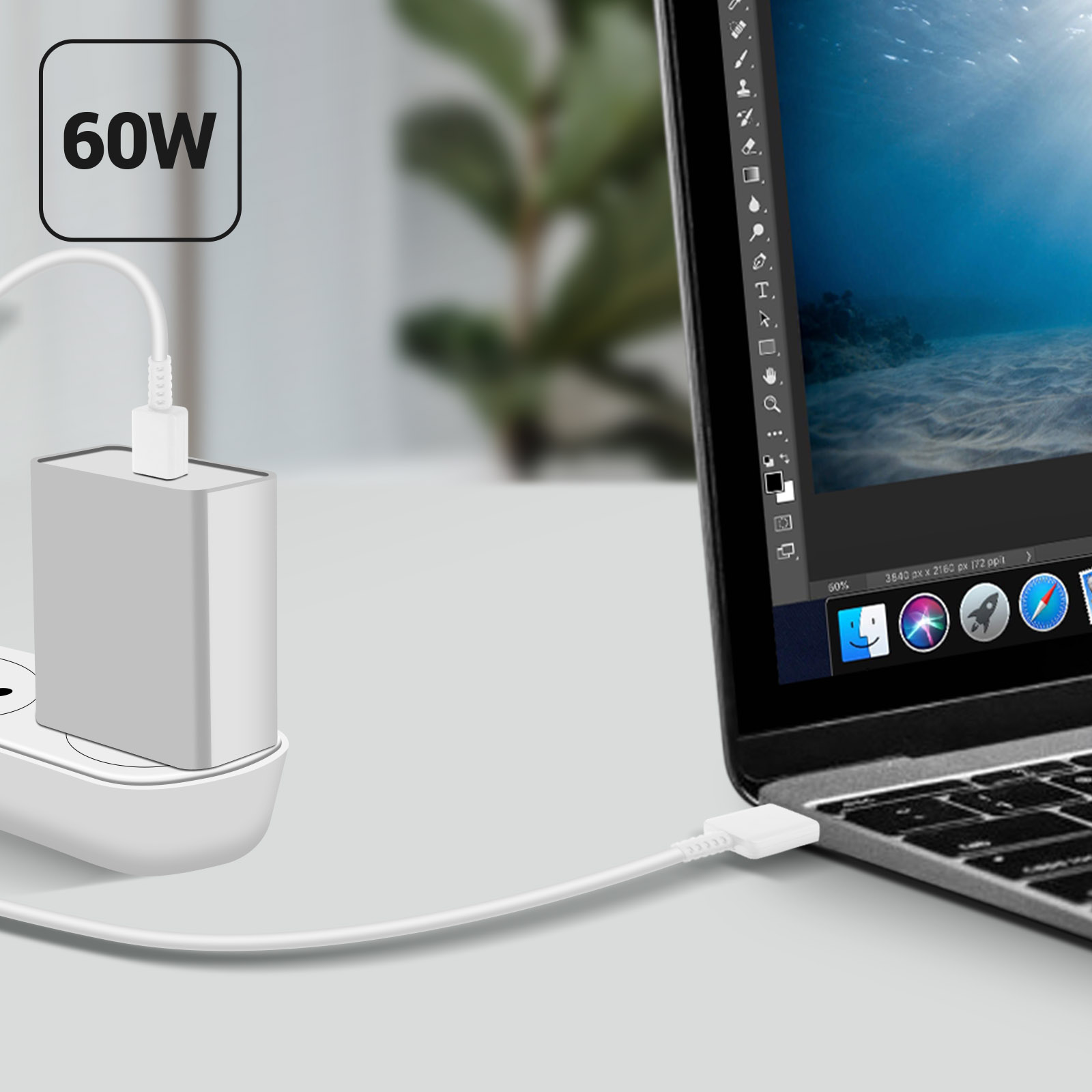 Un laptop collegato a un adattatore di alimentazione etichettato '60W' e a una presa a muro.