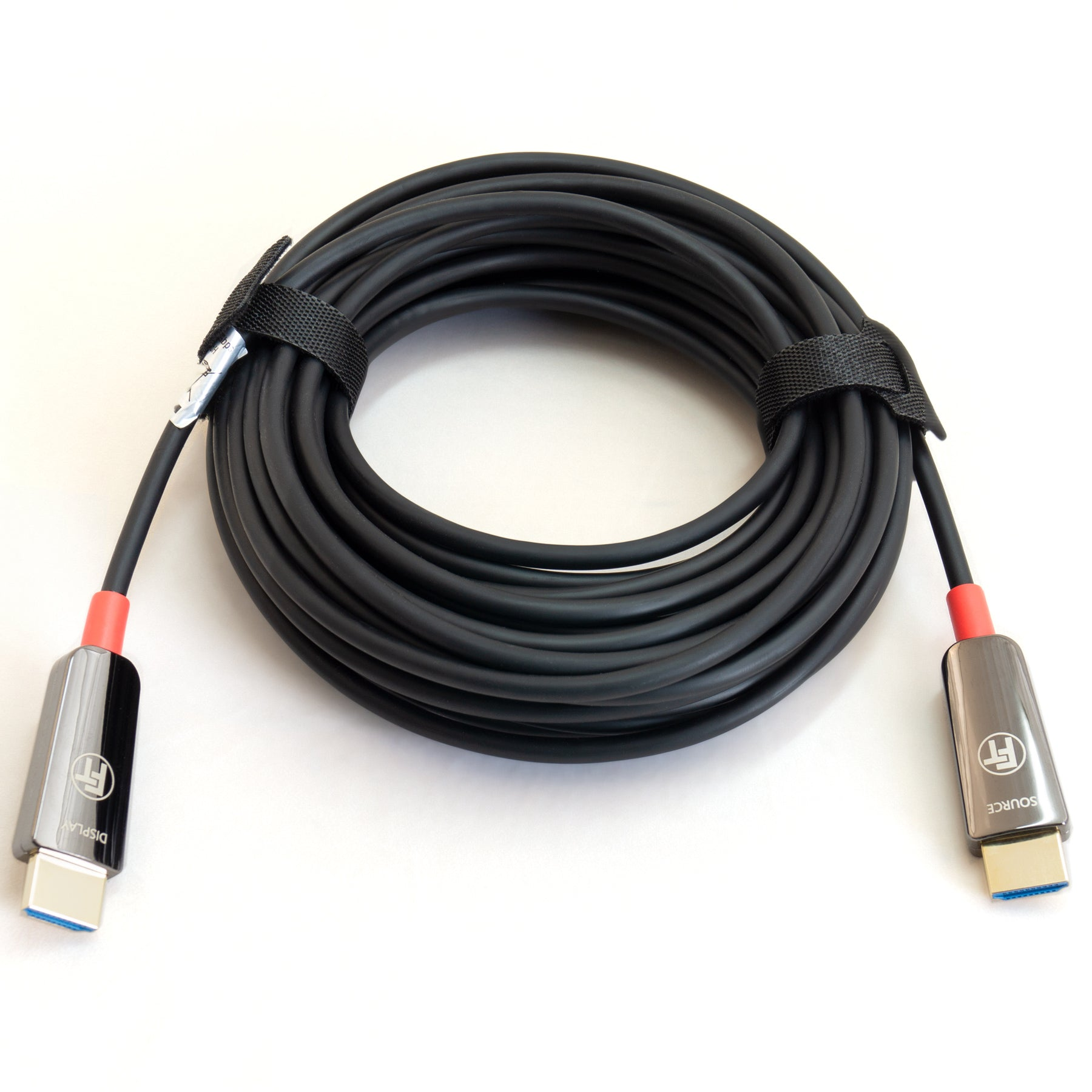 Ein schwarzes Kabel mit USB-C-Anschlüssen, aufgerollt. Rote Akzente an den Steckern, weißer Hintergrund.