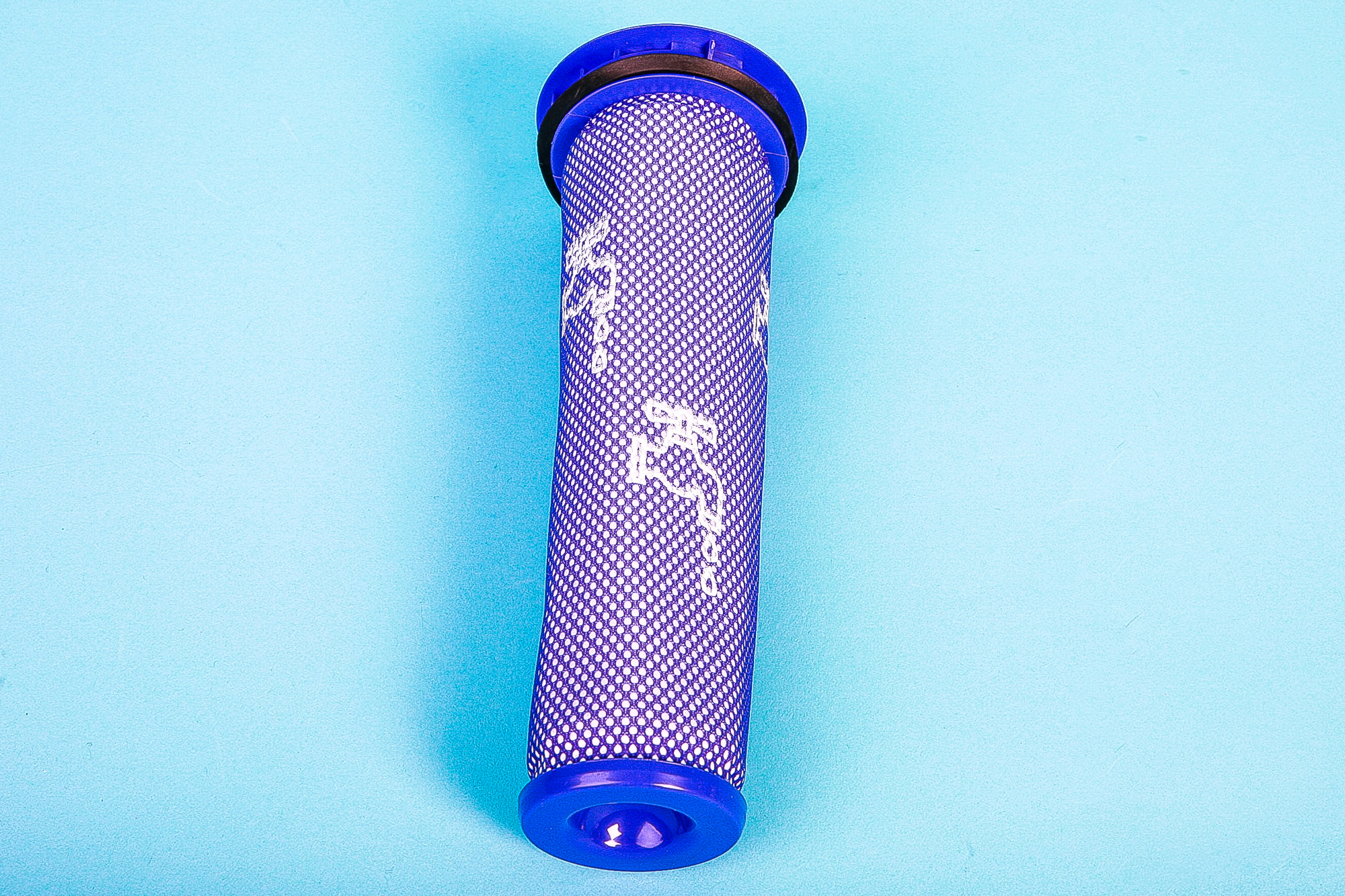 Ein blauer Staubsaugerfilter mit weißem Netz und blauen Rändern.