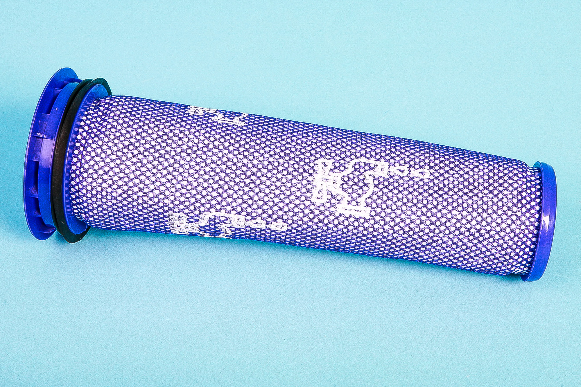 Lila Staubsaugerfilter mit Maschendesign und blauem Rahmen.