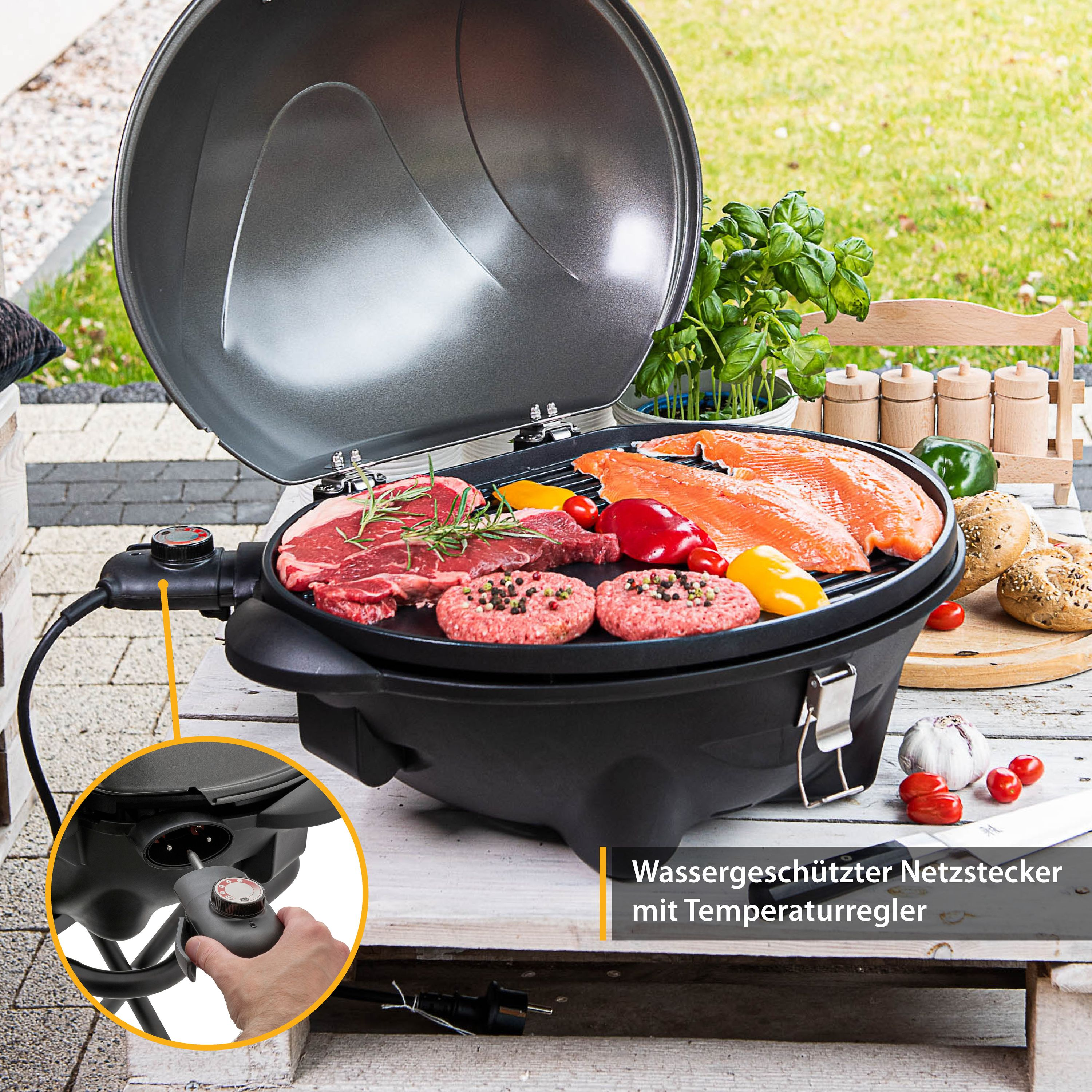 Outdoor-Grill mit Fleisch, Gemüse und Hand, die einen Knopf einstellt. Grüne Pflanzen im Hintergrund.