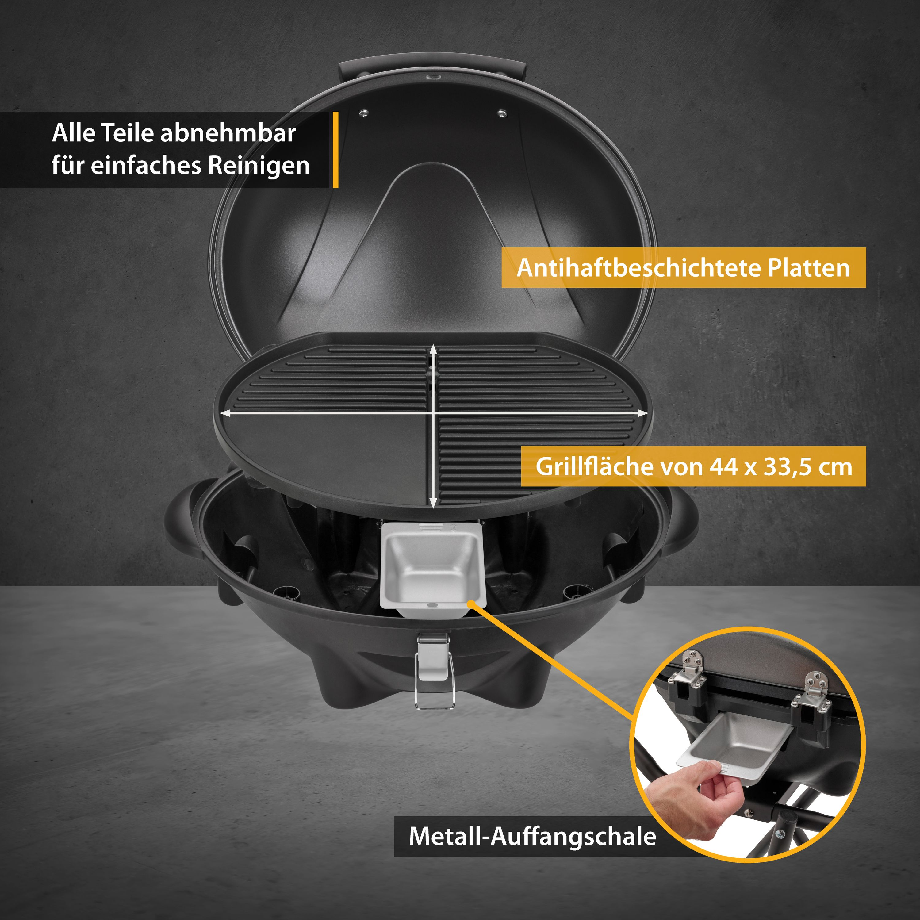 Schwarzer Grill mit offenem Deckel.  Im Inneren befindet sich eine Metallpfanne.
