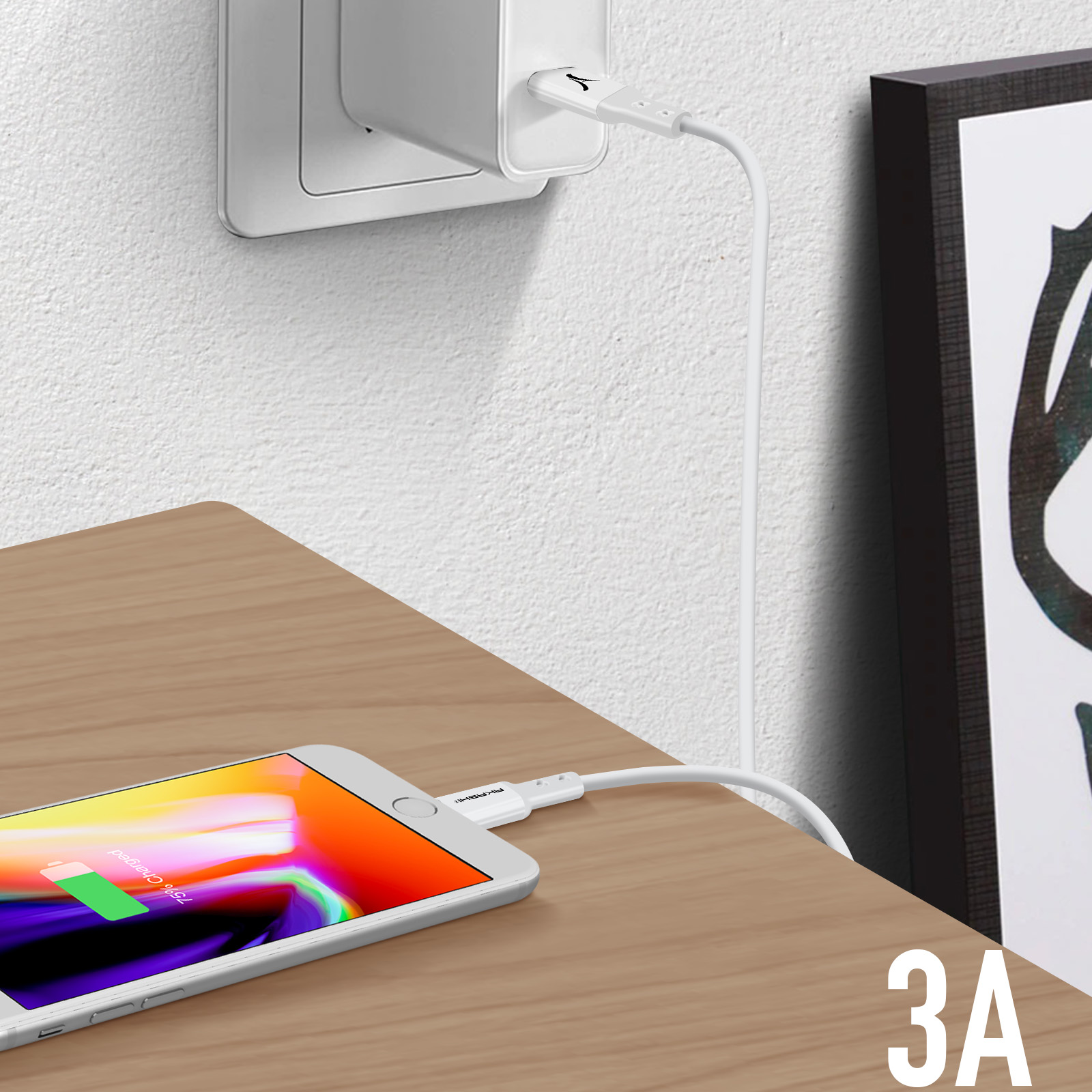 Weißes Telefon, das auf einem Holztisch geladen wird, verbunden mit einer Steckdose mit 3A-Etikett.