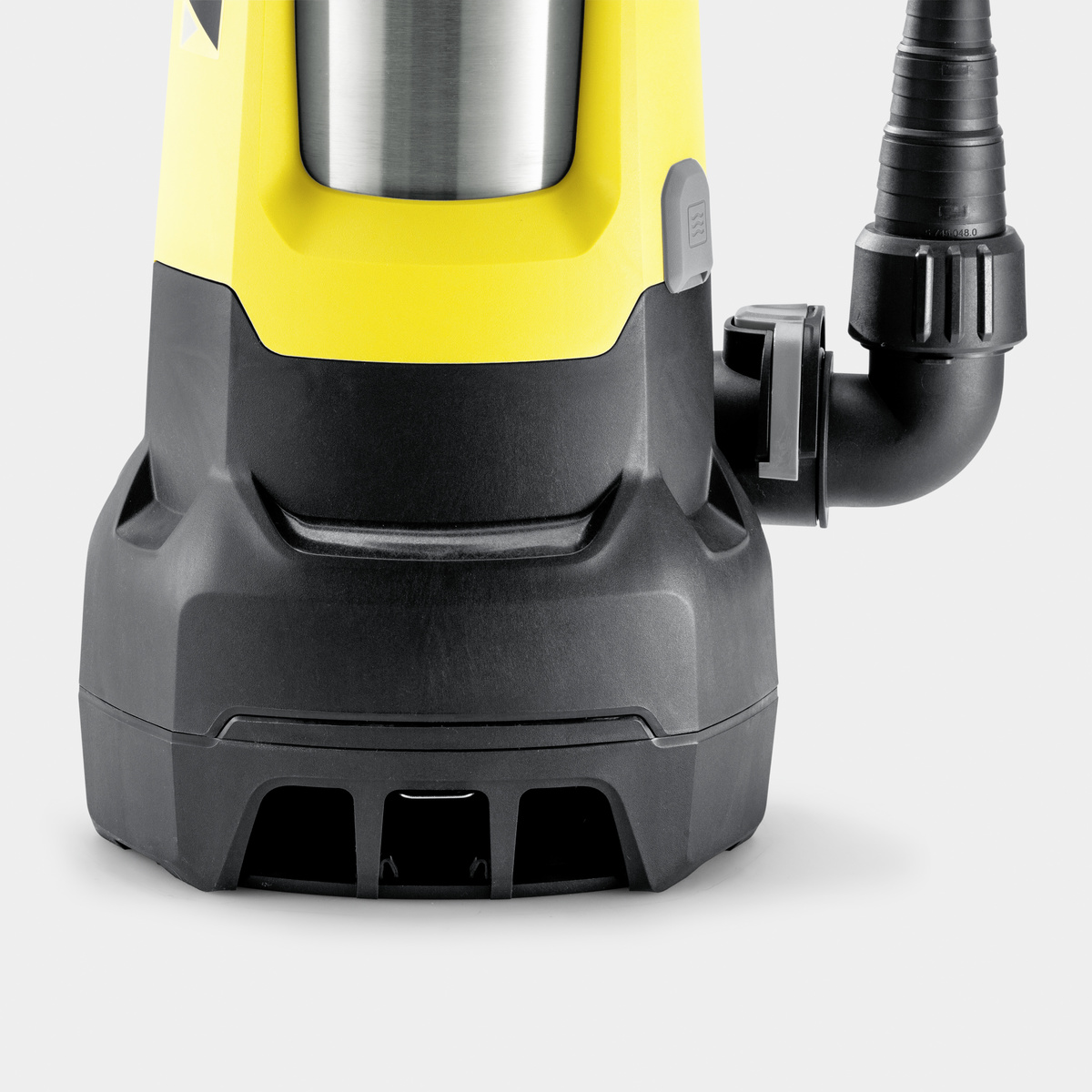 Żółto-czarna pompa zatapialna z dołączonym wężem, ujęcie z bliska.