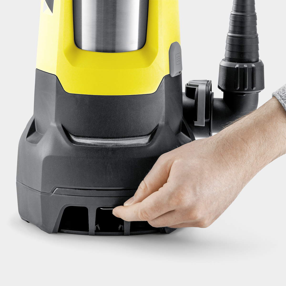 Żółto-czarna pompa głębinowa, ręka pociąga za dźwignię. Marka: Kärcher.