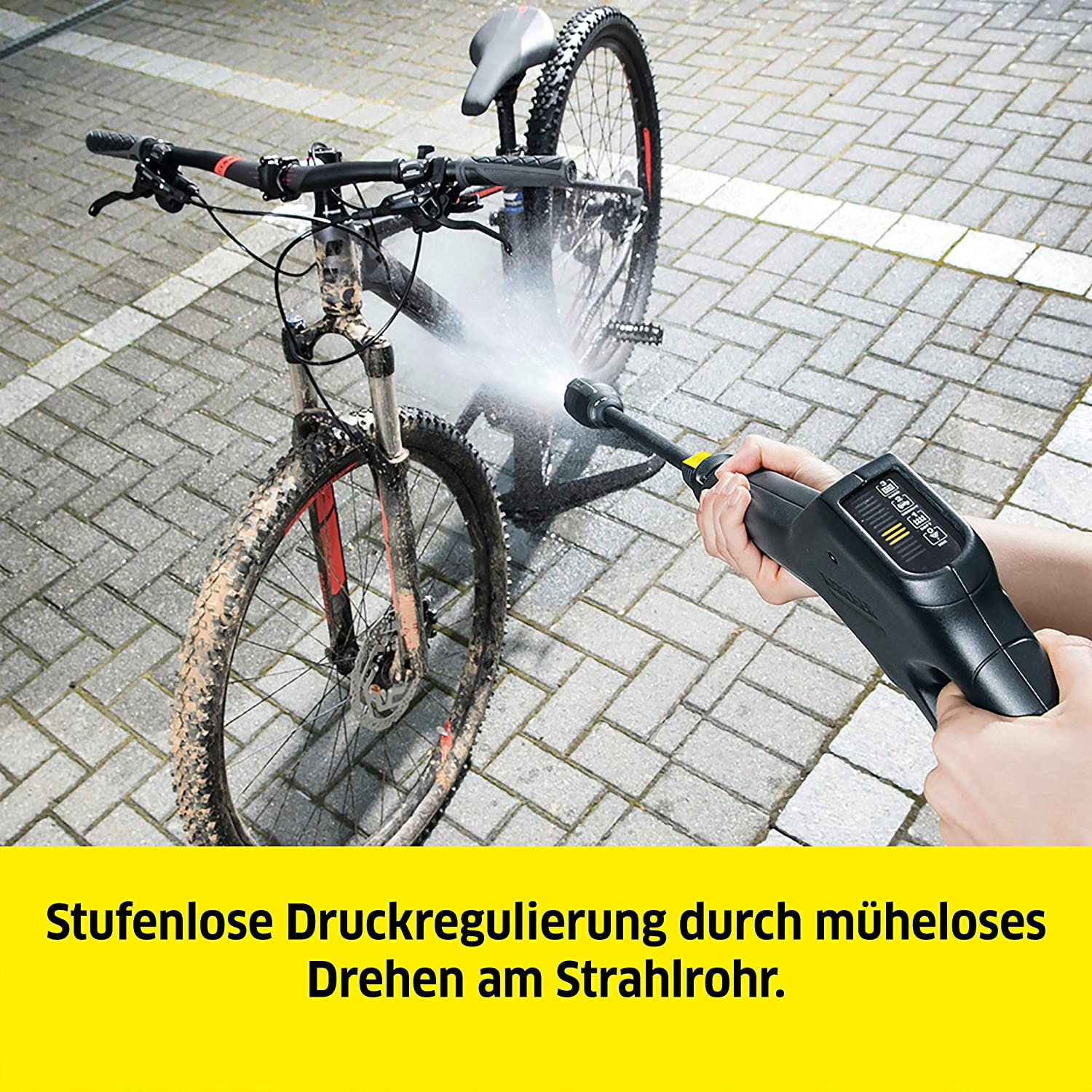 Rower myty myjką ciśnieniową, tekst po niemiecku o regulacji ciśnienia.
