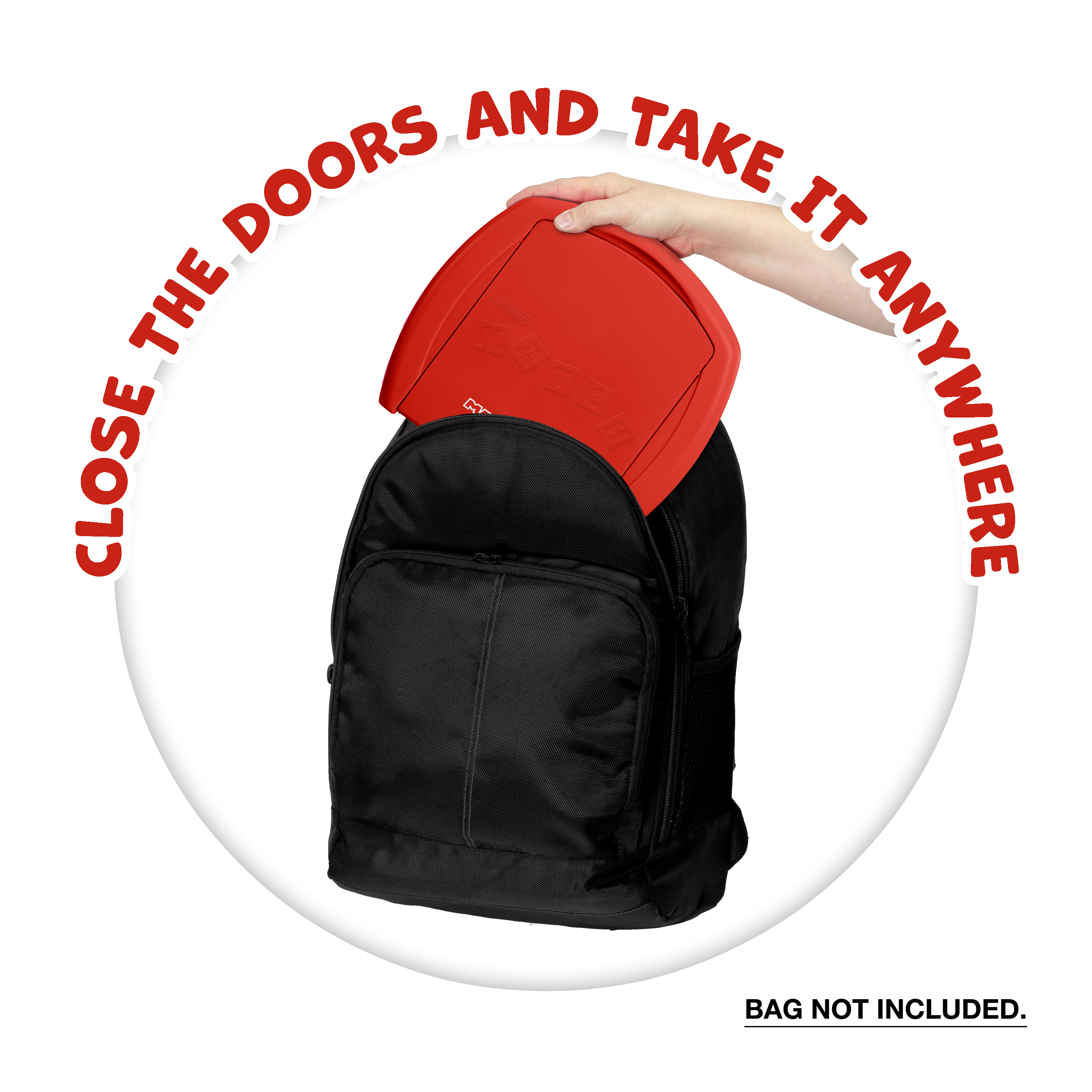 Czerwony pojemnik jest wyjmowany z czarnego plecaka. Tekst: ZAMKNIJ DRZWI, ZABIERZ TO WSZĘDZIE.