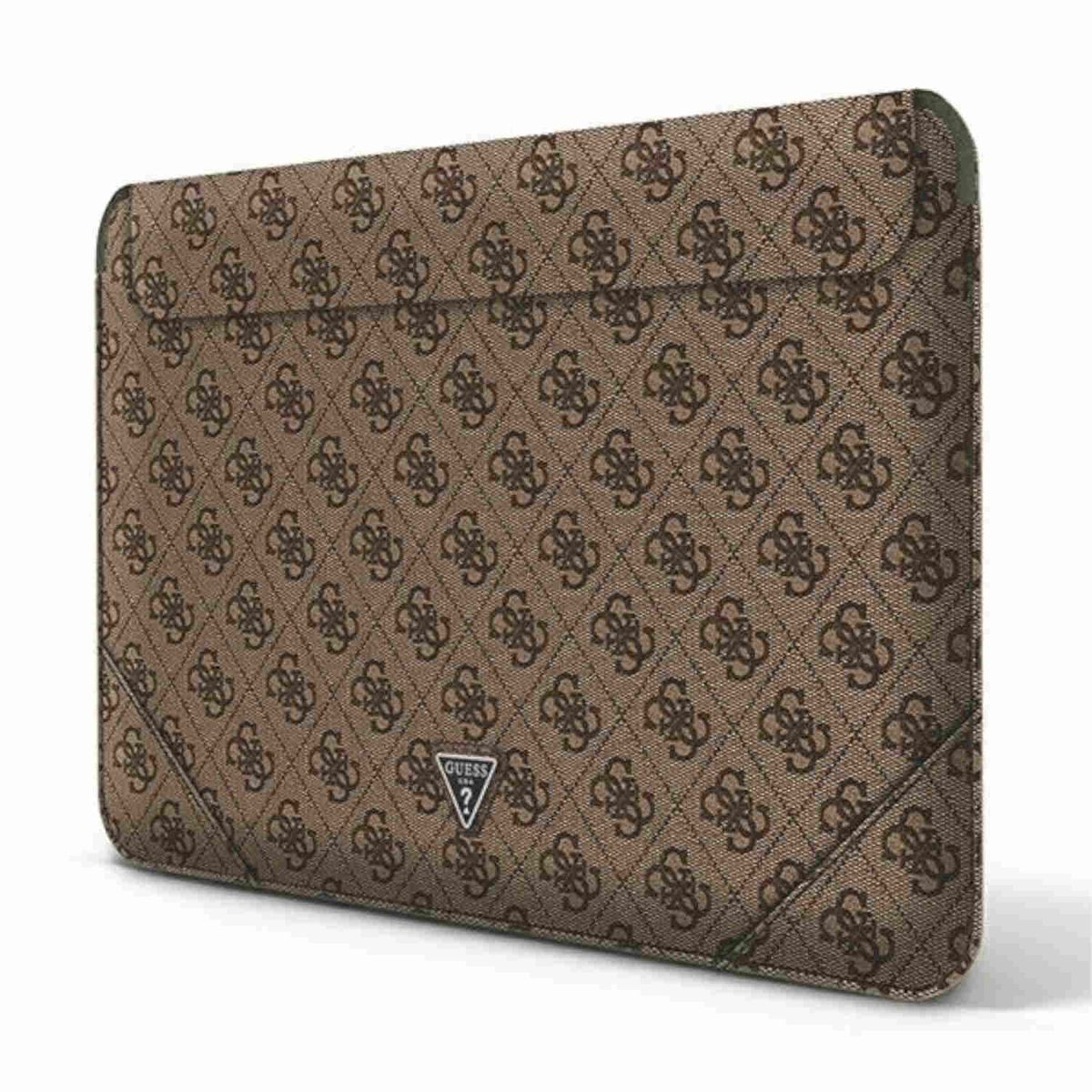 Braune Laptop-Hülle von Guess mit sich wiederholendem Logo-Muster.