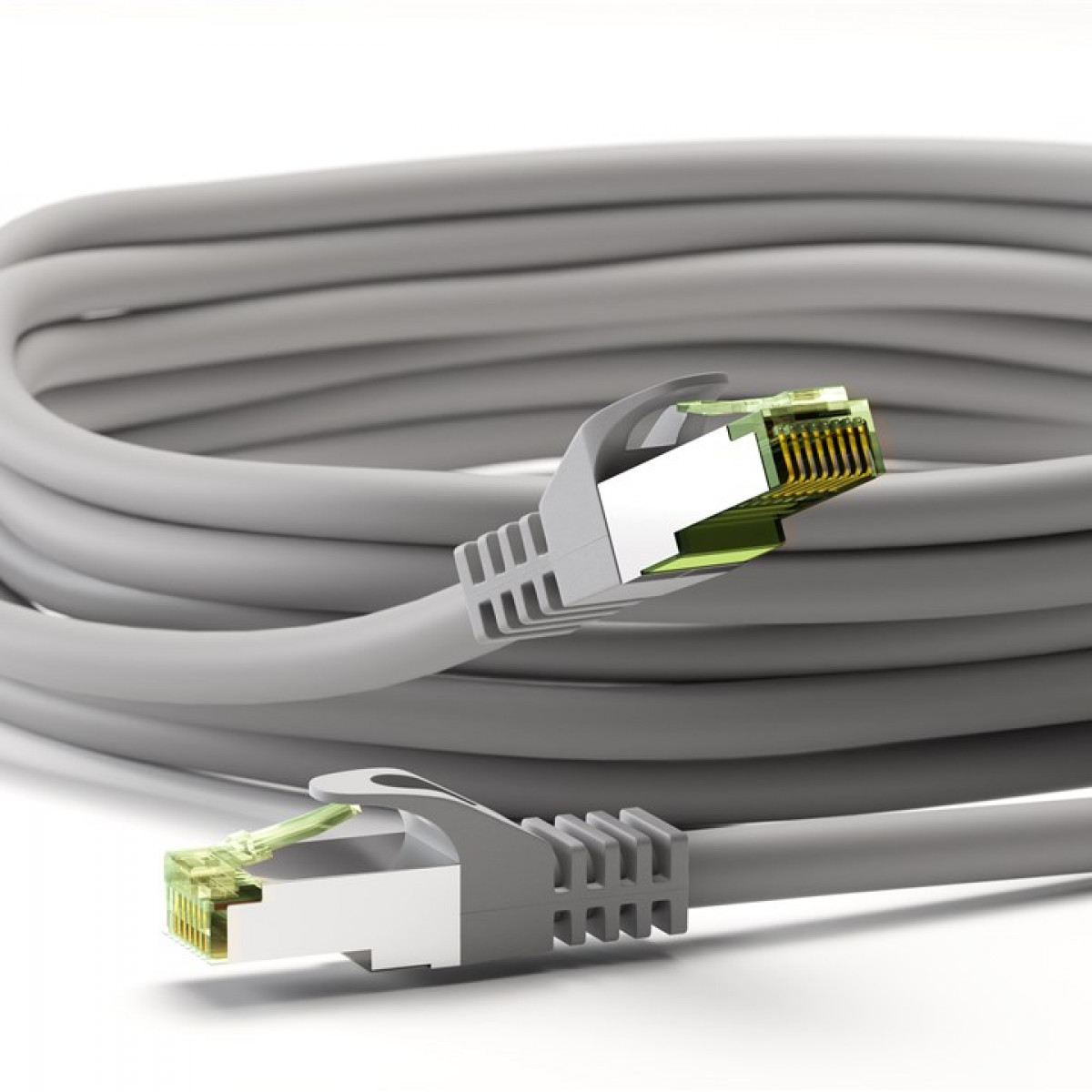 Close-up van twee grijze netwerkkabels. De connectoren zijn lichtgrijs en groen.