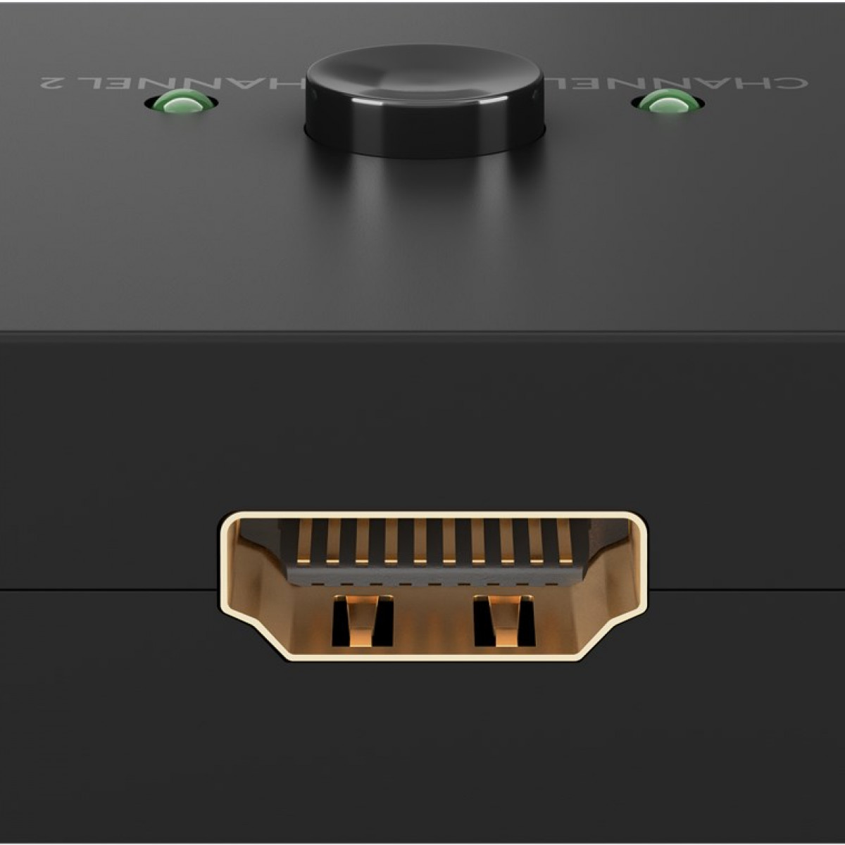 Nahaufnahme eines schwarzen HDMI-Adapters. Der HDMI-Anschluss ist offen. Ein schwarzer Knopf befindet sich oben.