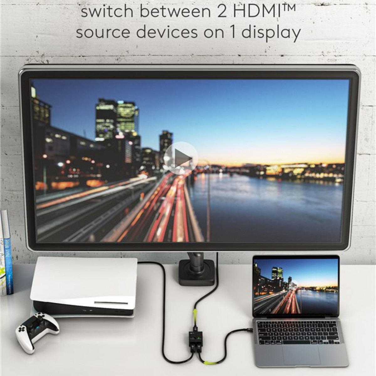 Ein Monitor zeigt ein Video. Darunter sind ein Laptop und eine Spielkonsole angeschlossen.