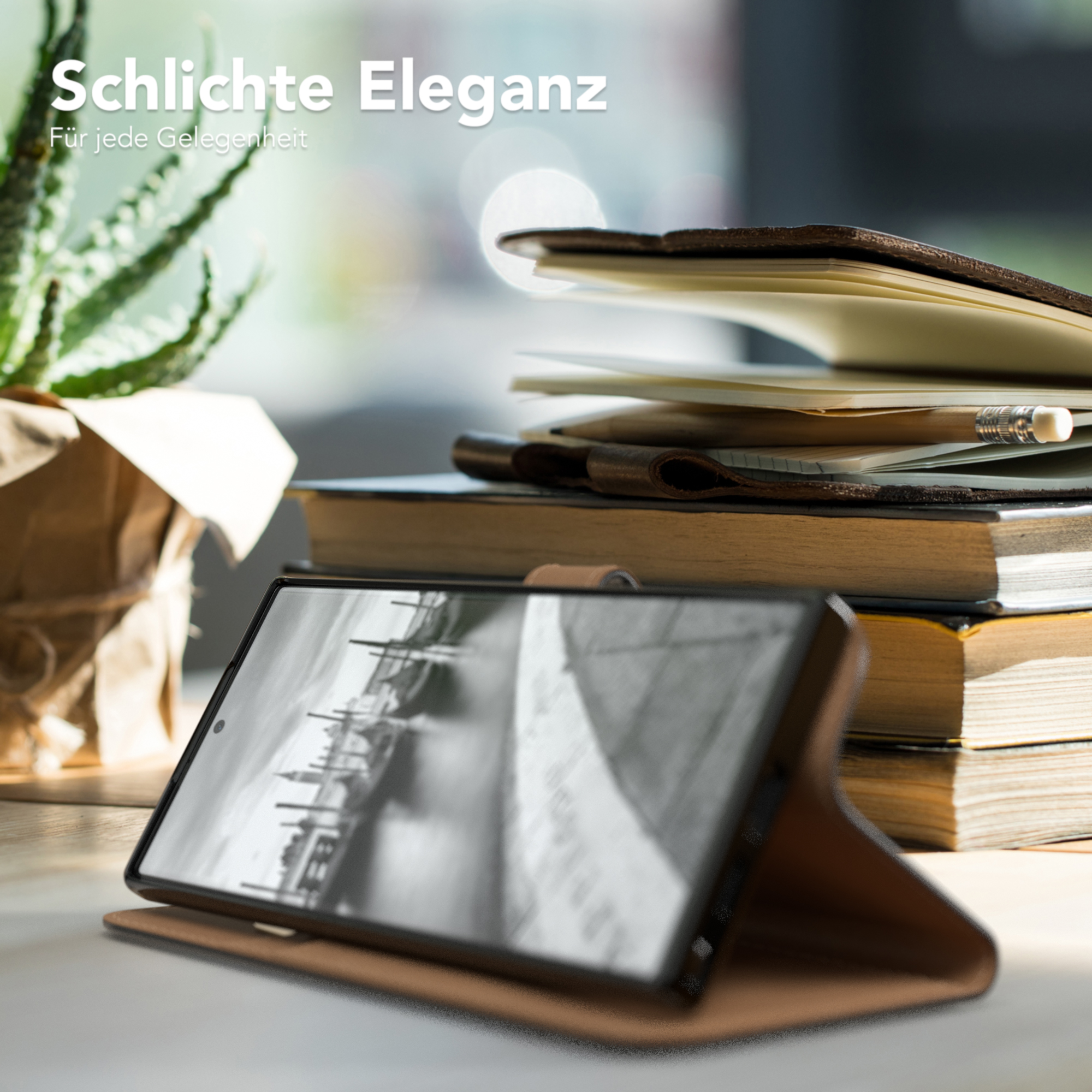 Telefon in einer hellbraunen Hülle auf einem Tisch mit Büchern und einer Pflanze. Text: 'Schlichte Eleganz'.