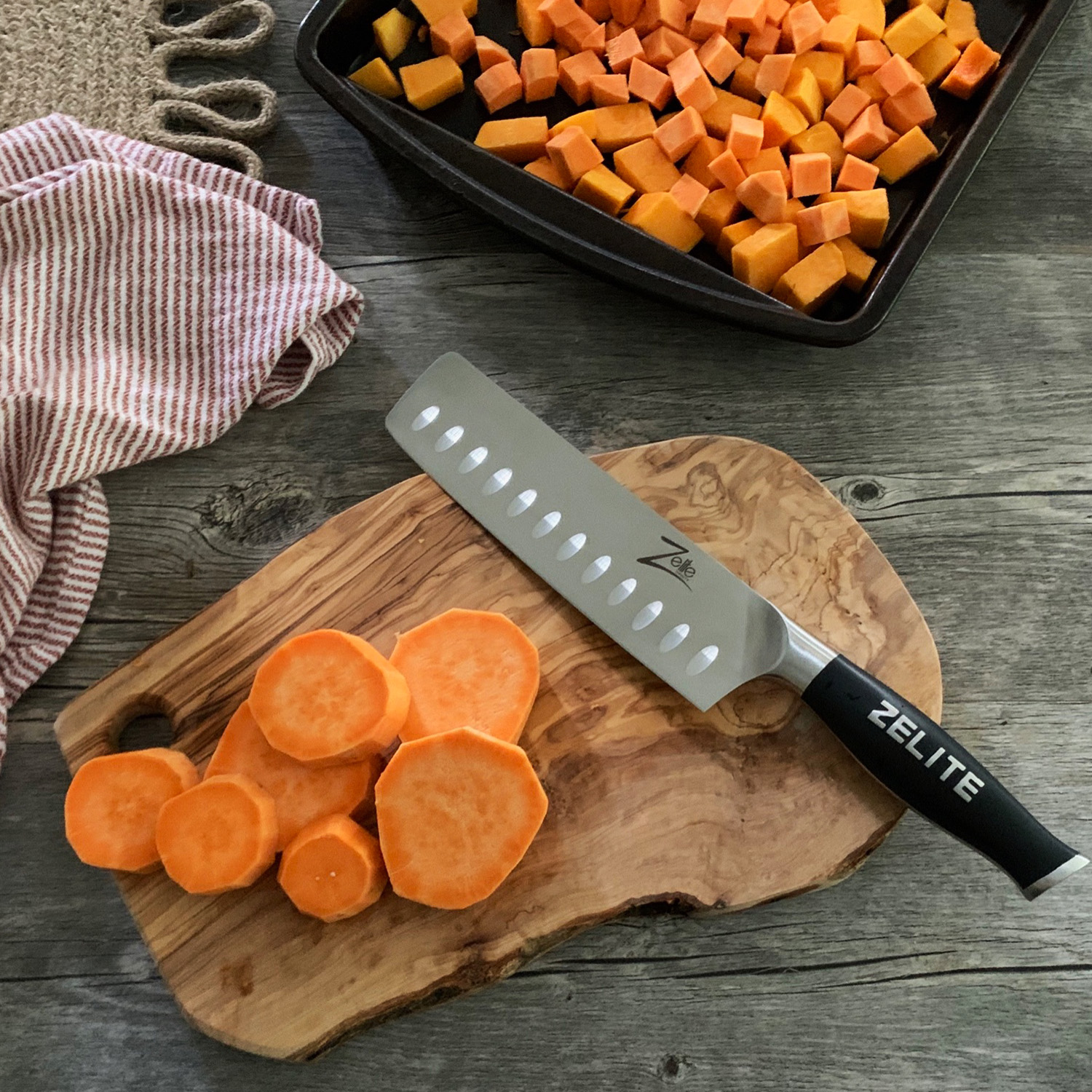 Geschnittene Süßkartoffeln auf einem Holzbrett mit einem Messer.