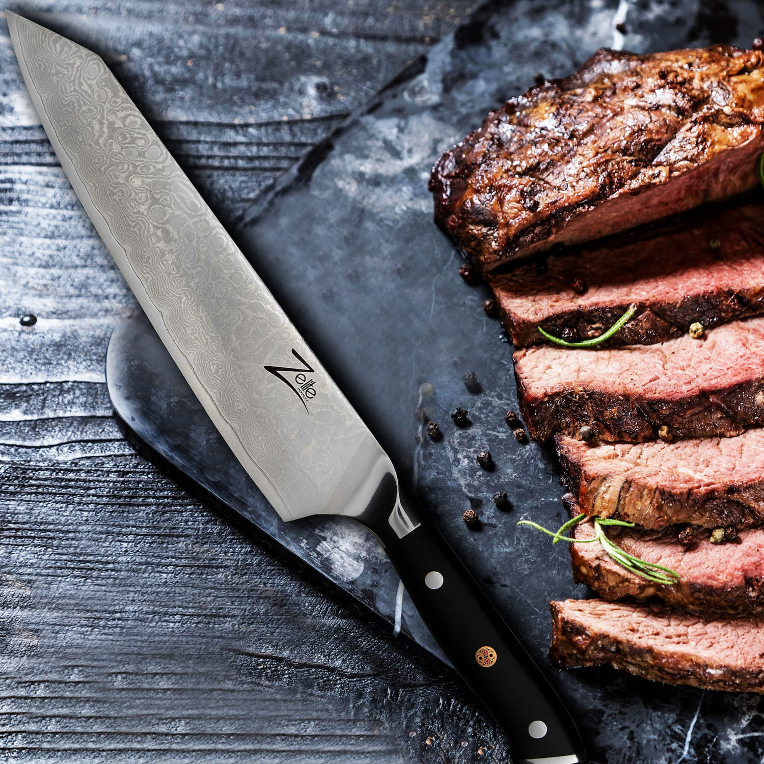 Ein großes Messer mit schwarzem Griff neben geschnittenem Steak. Das Messer hat ein Muster auf der Klinge.