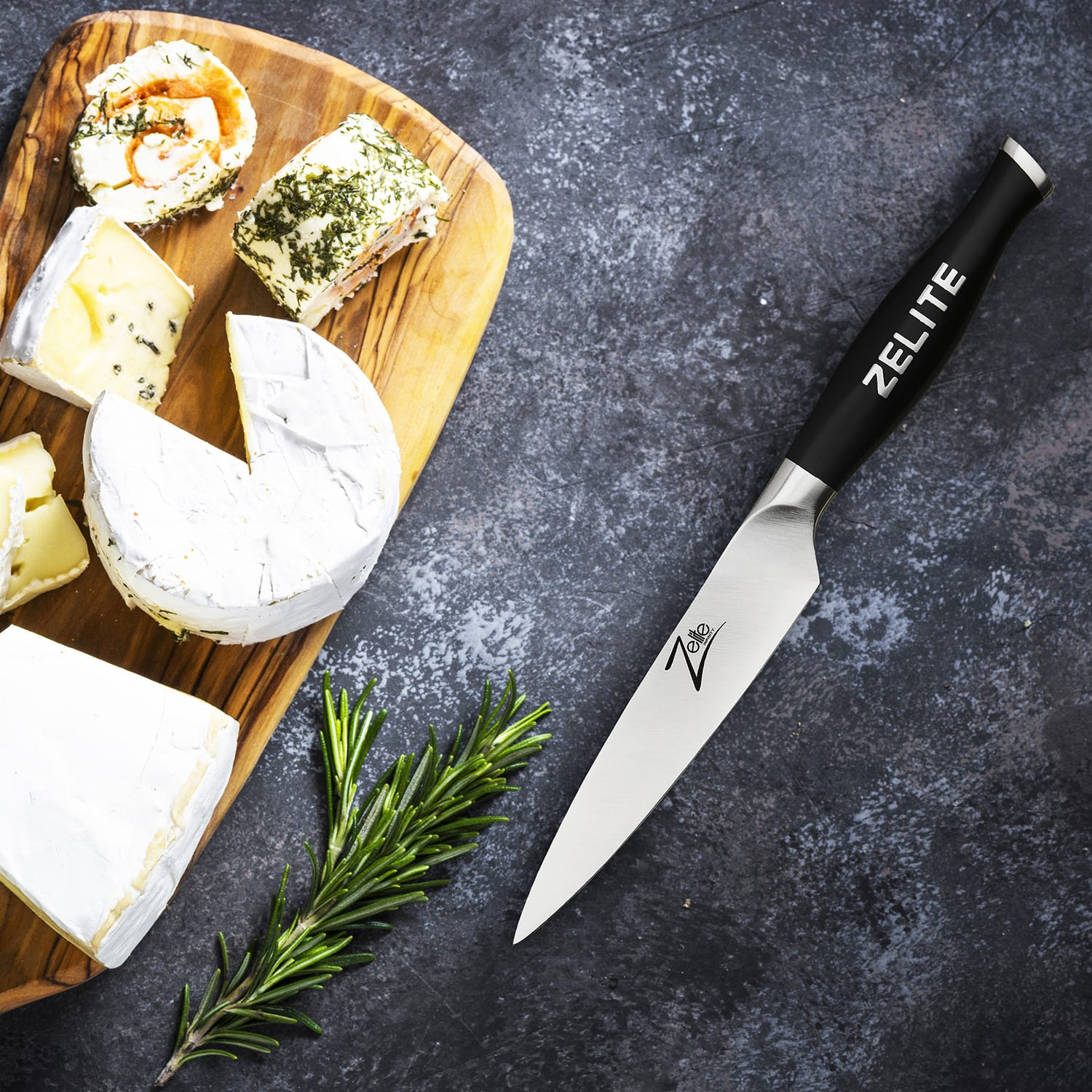 Käse und Messer auf Holzbrett, Rosmarin auf dunkler, strukturierter Oberfläche.
