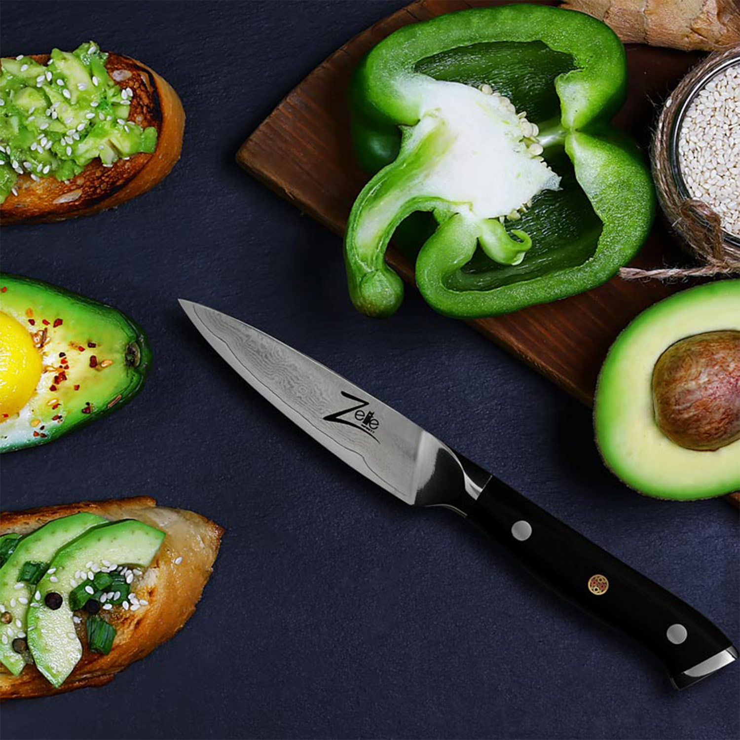 Ein Zelle-Messer neben Avocado, Toast mit Avocado und grüner Paprika.