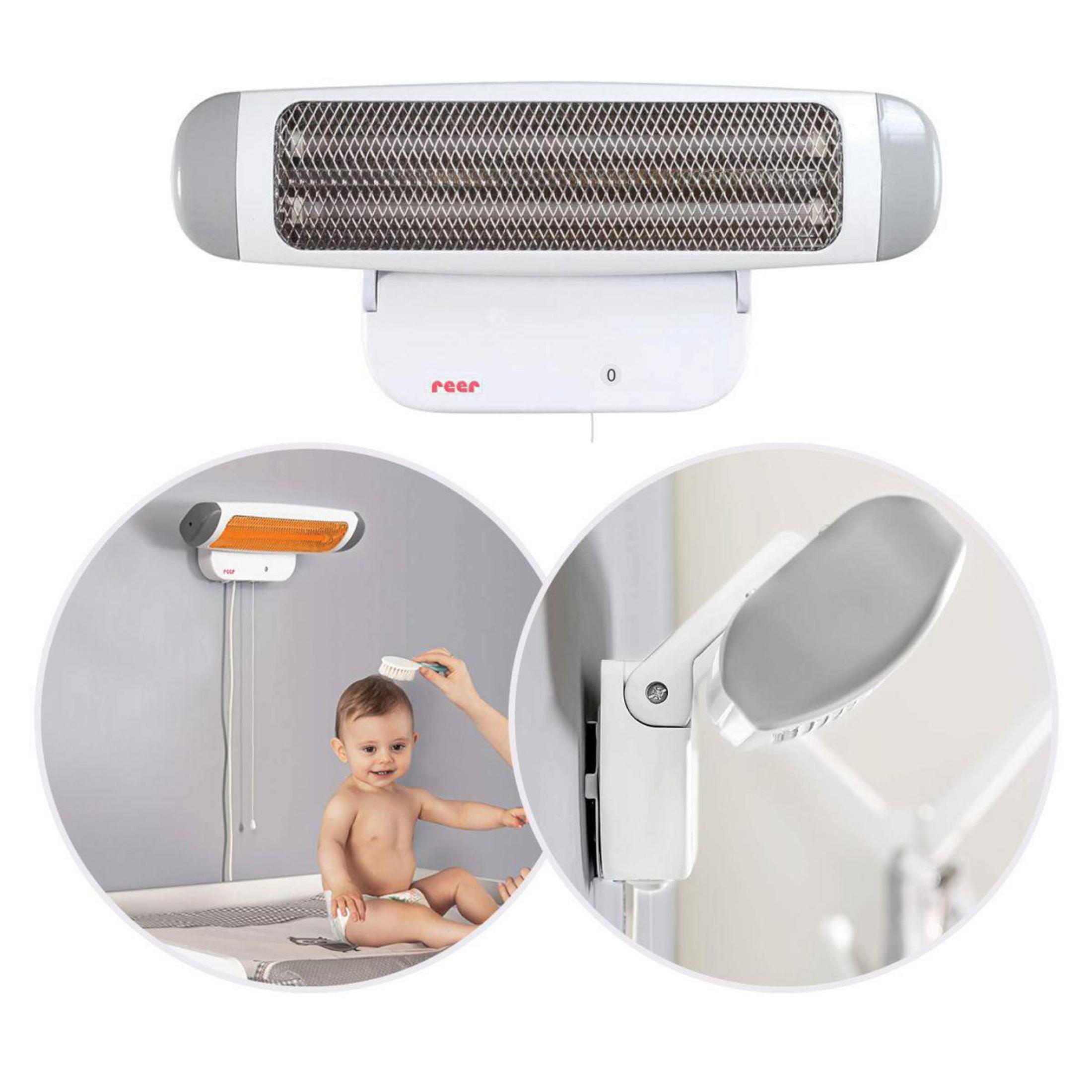 Ein Baby wird unter einem an der Wand befestigten Infrarotheizstrahler untersucht, mit Nahaufnahme des Heizstrahlers.
