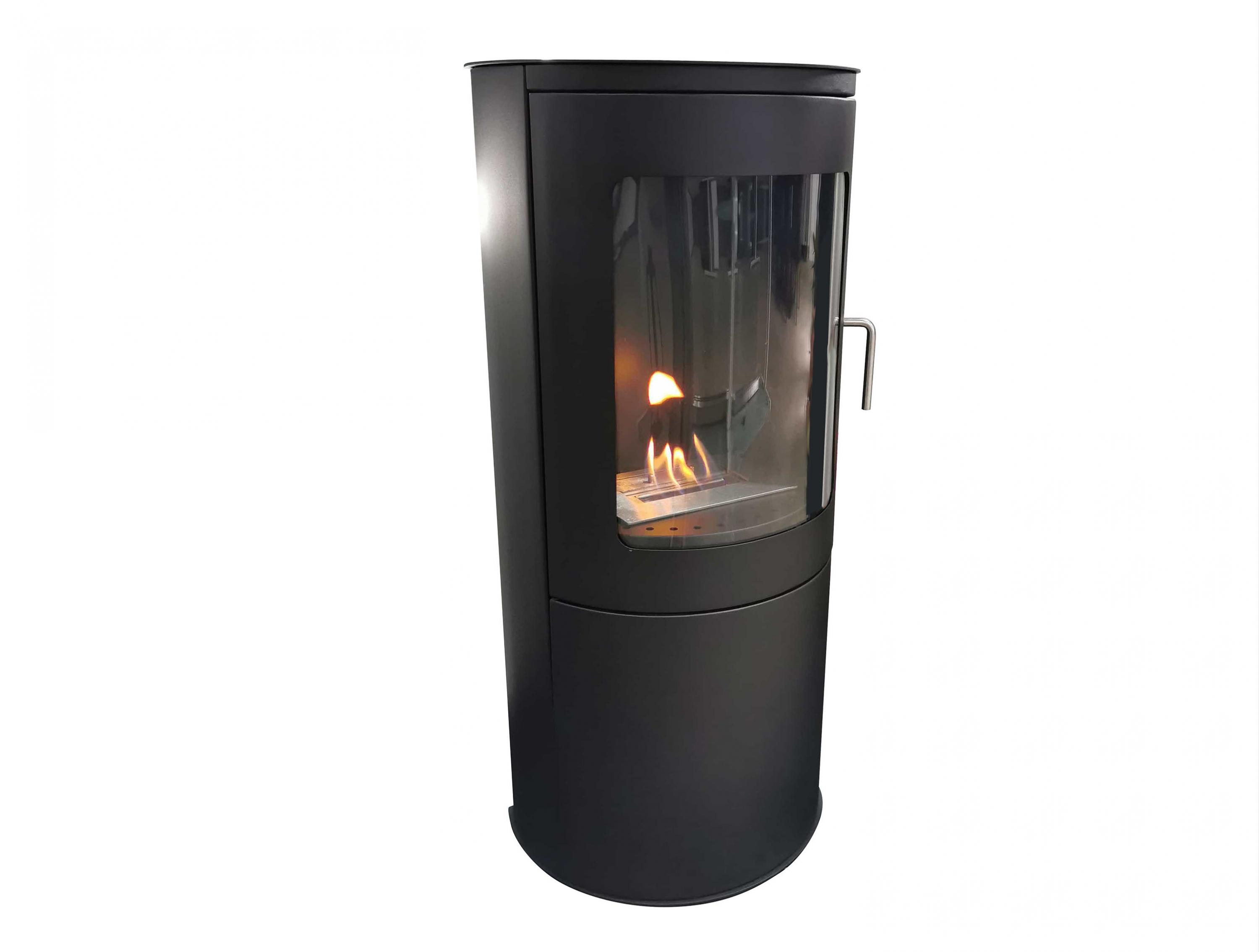 Chimenea negra, cilíndrica, con frontal de cristal, llamas visibles y asa plateada.